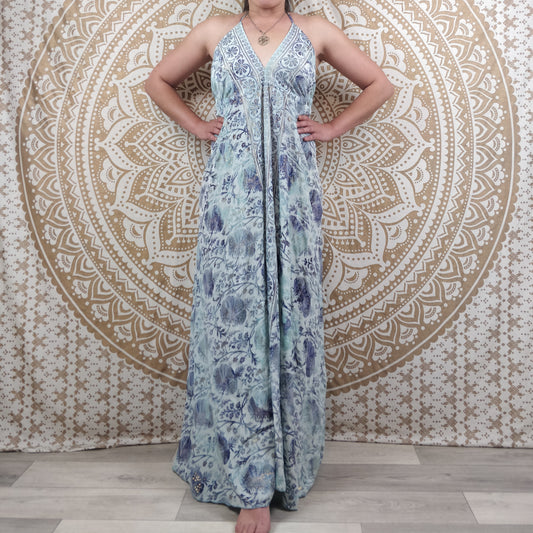 Robe longue dos nu Salliha en soie indienne. Maxi robe bohème ajustable et évasée. Imprimé fleuri bleu et blanc avec insertions or.