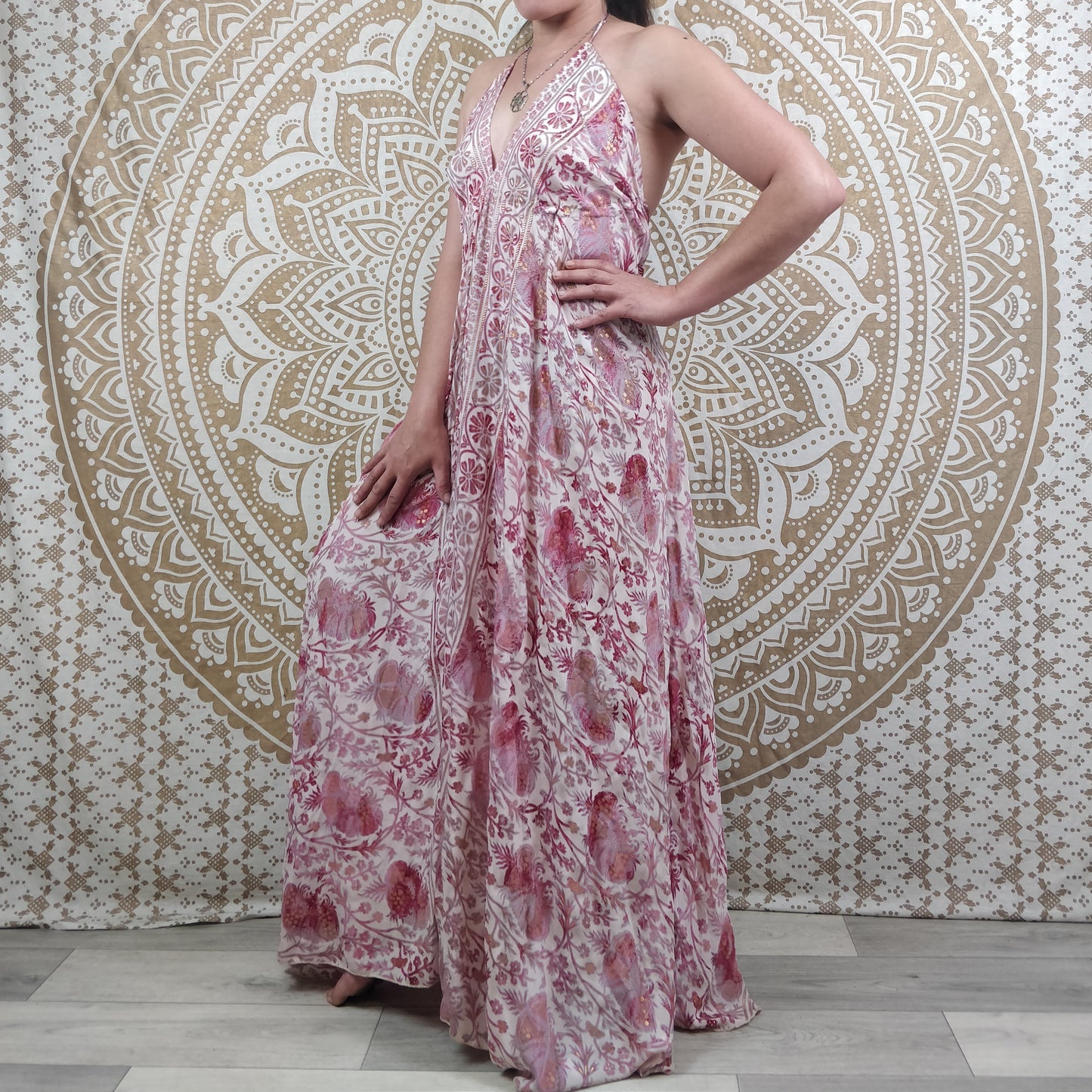 Robe longue dos nu Salliha en soie indienne. Maxi robe bohème ajustable et évasée. Imprimé fleuri rose et blanc avec insertions or.