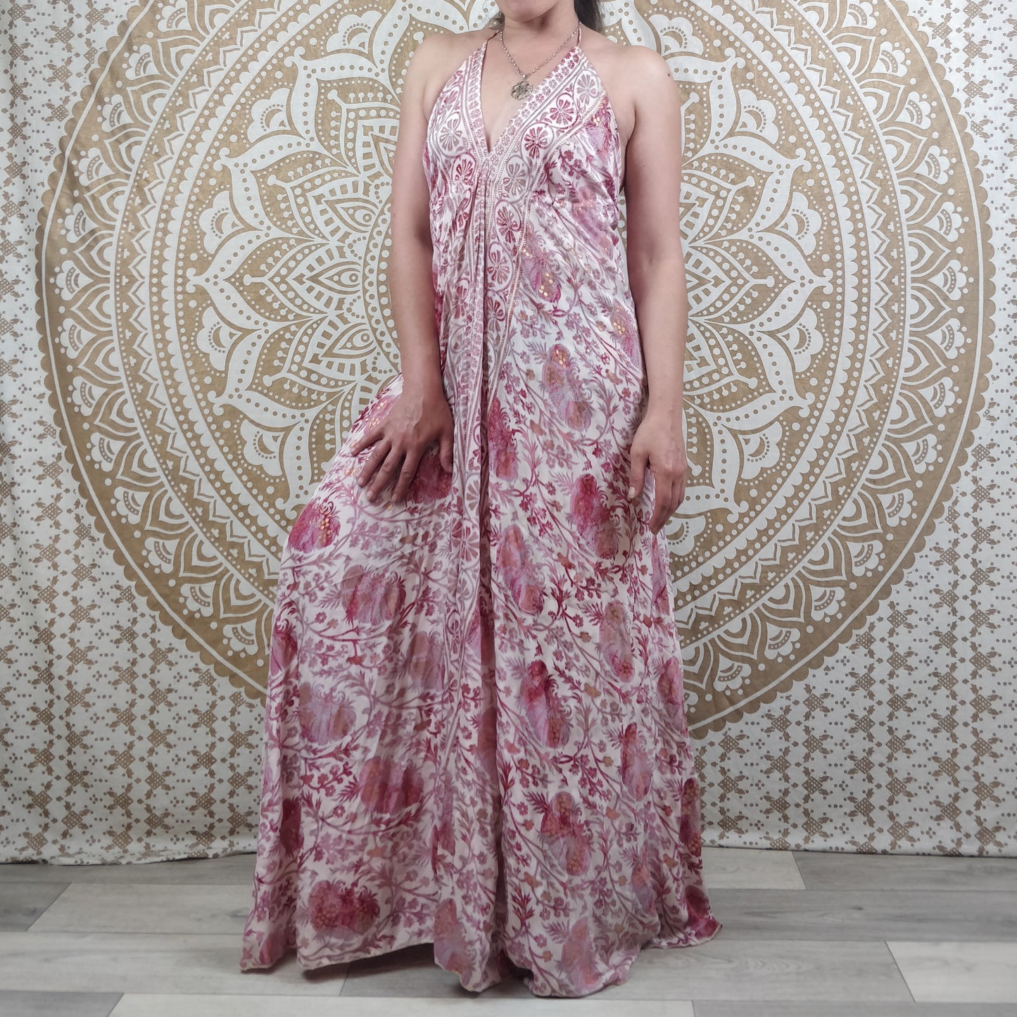 Robe longue dos nu Salliha en soie indienne. Maxi robe bohème ajustable et évasée. Imprimé fleuri rose et blanc avec insertions or.