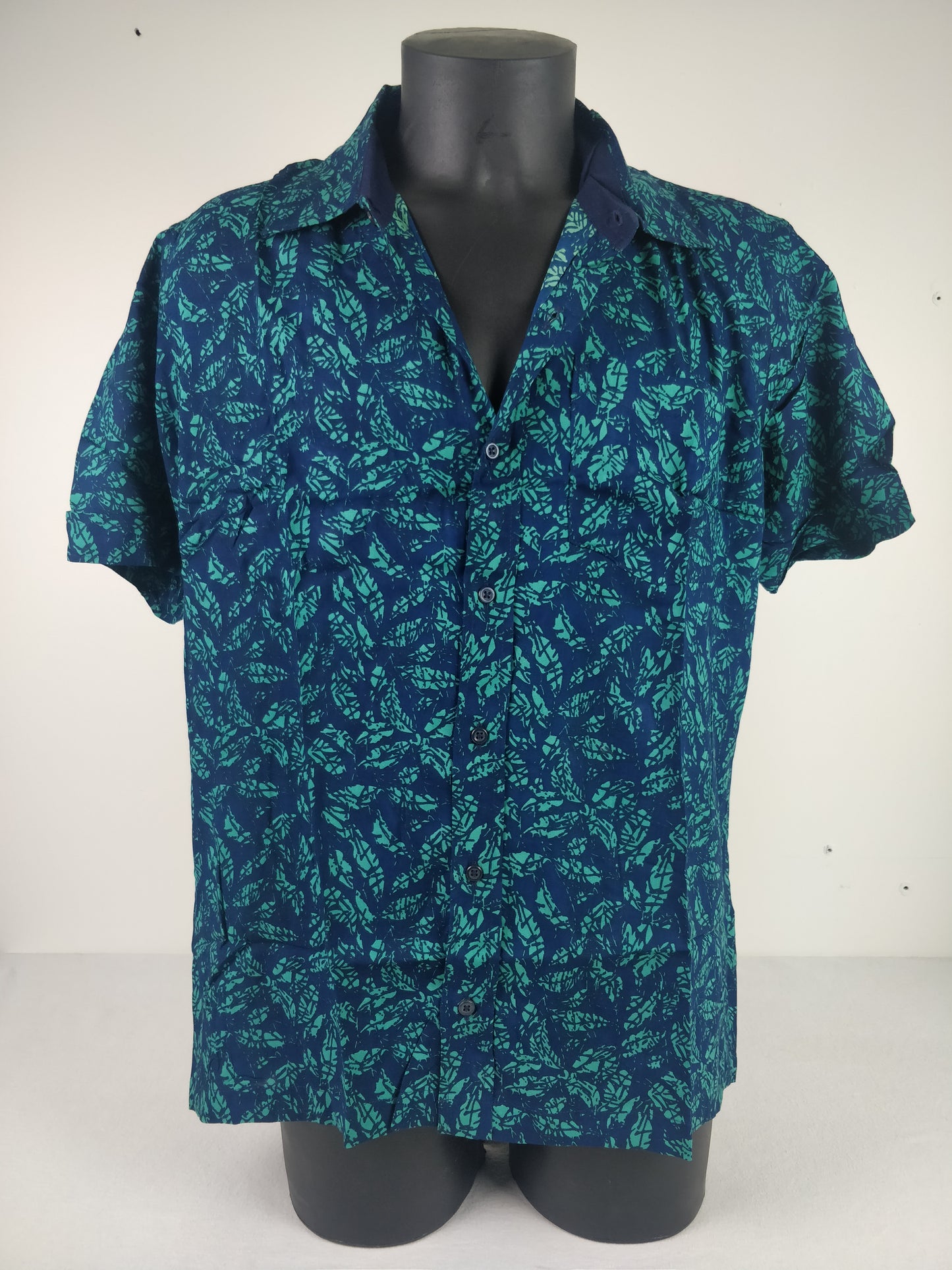 Chemise homme Ribhu manches courtes. Chemise décontractée souple en rayonne. Motif feuilles bleu et vert.