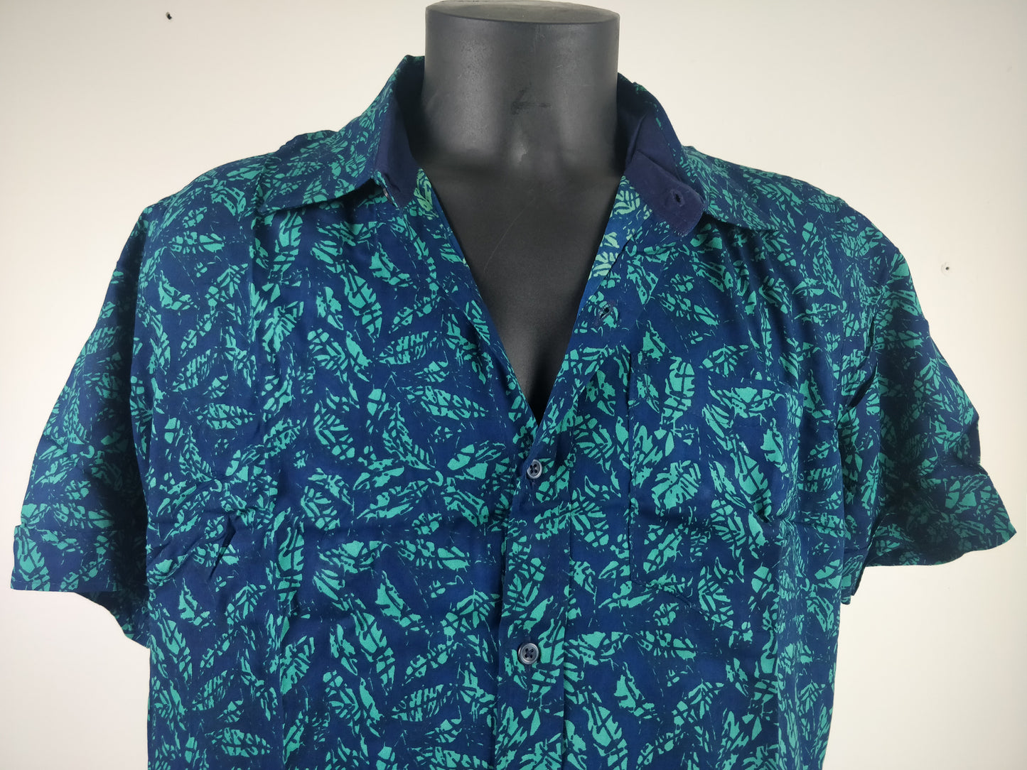 Chemise homme Ribhu manches courtes. Chemise décontractée souple en rayonne. Motif feuilles bleu et vert.