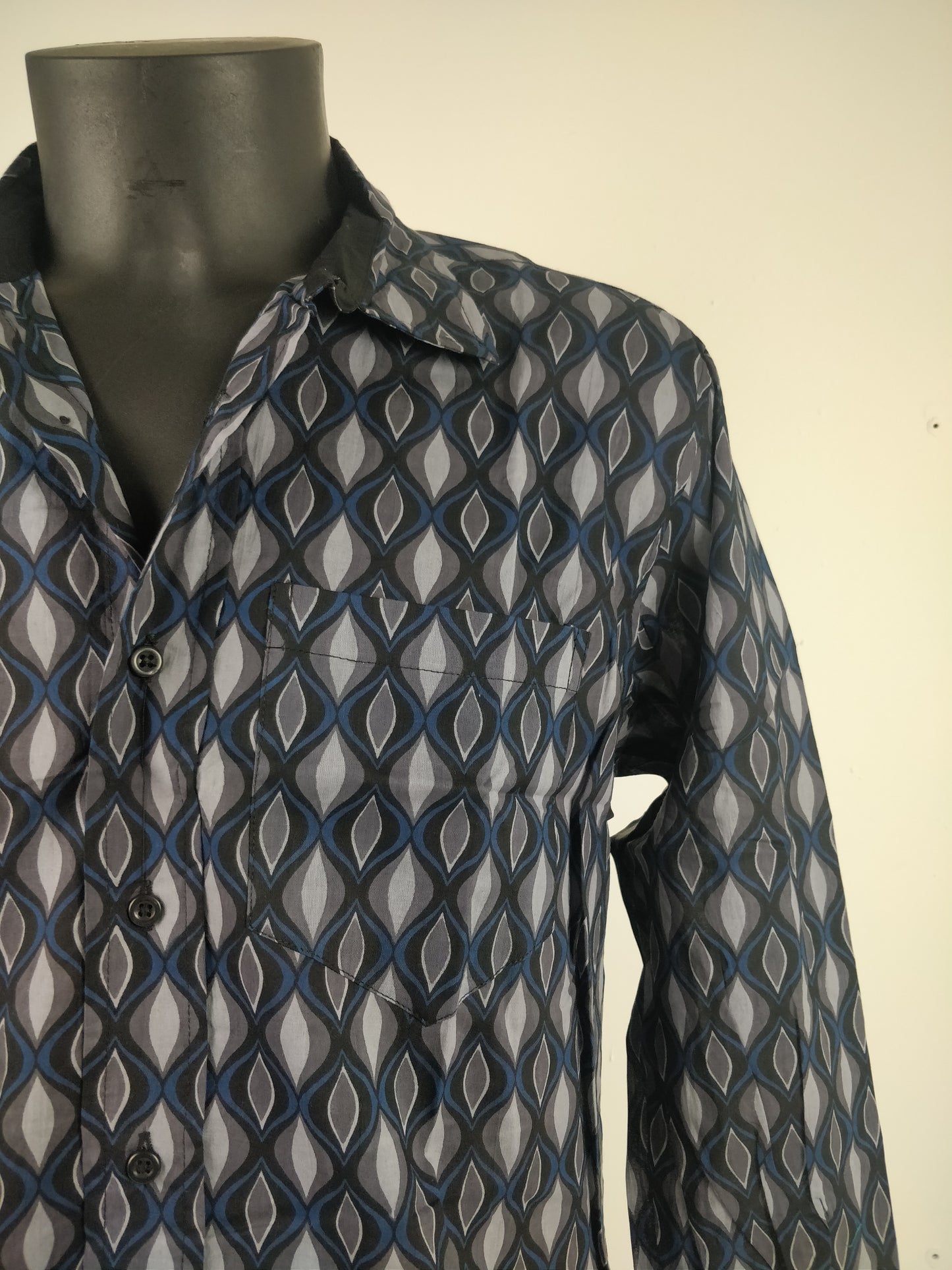 Chemise homme Rama manches longues. Chemise en coton. Motifs géométrique bleu, gris et noir.