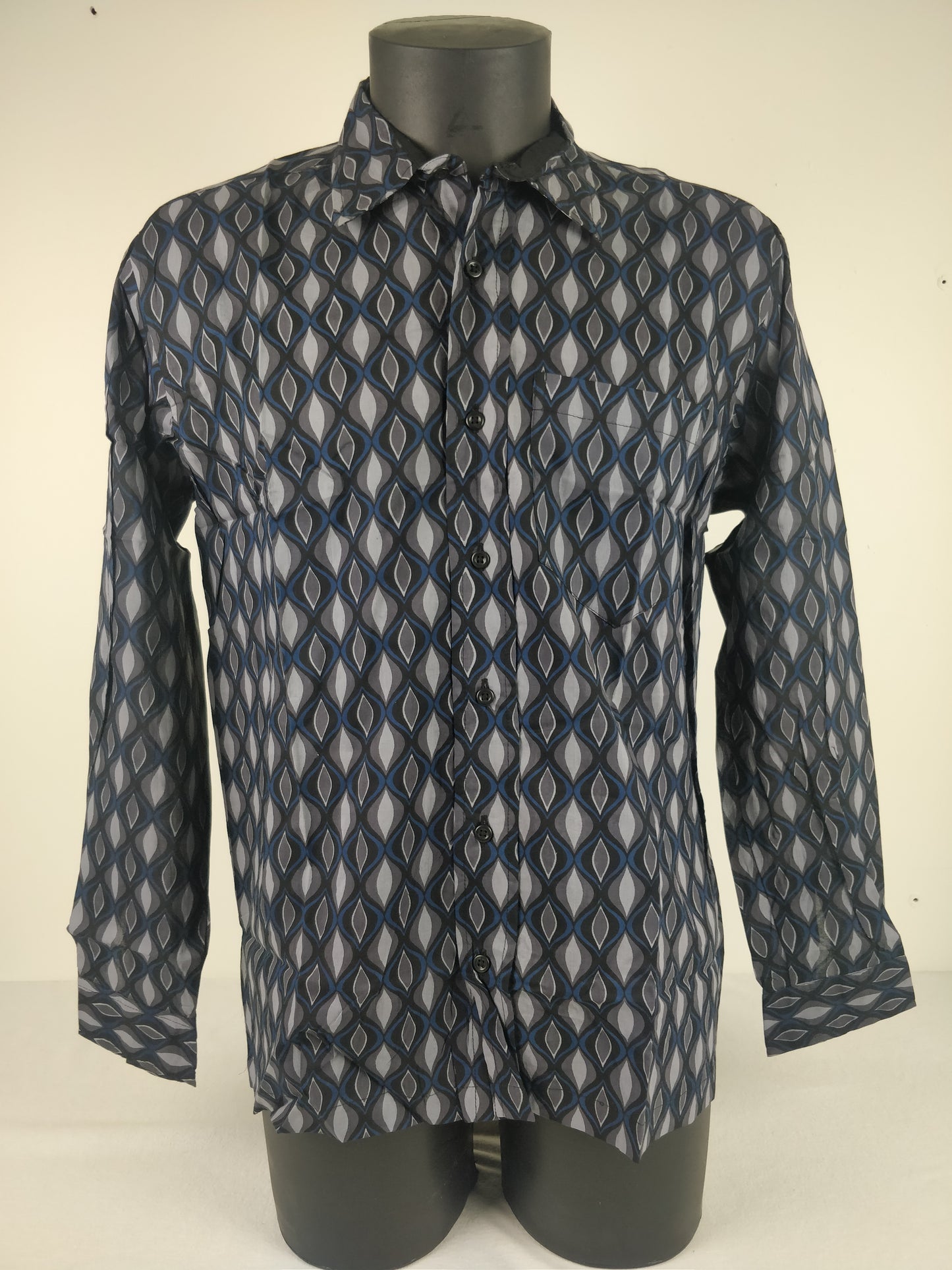 Chemise homme Rama manches longues. Chemise en coton. Motifs géométrique bleu, gris et noir.