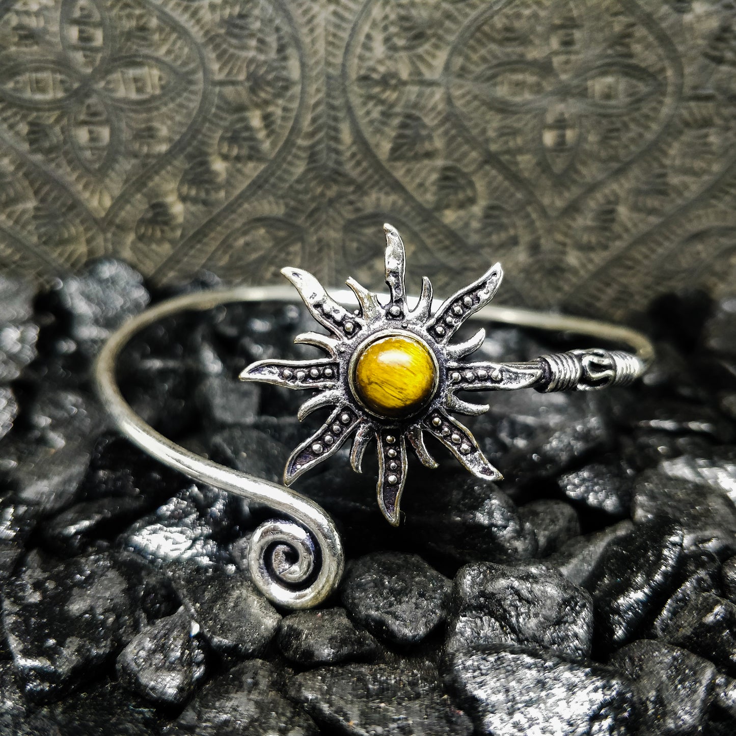 Jonc avec soleil et spirale. Bracelet boho avec pierre semi-precieuse en laiton plaqué argent.