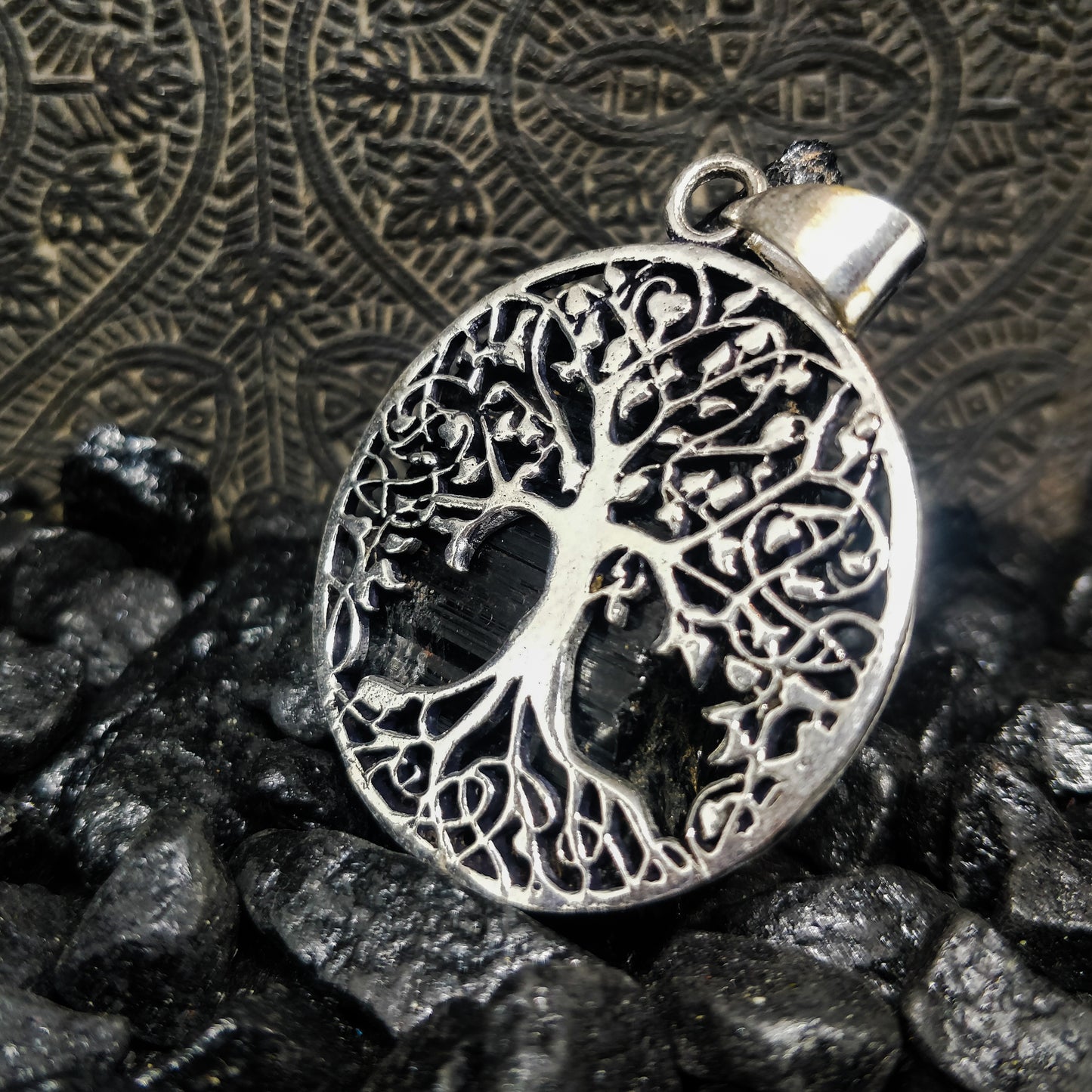 Pendentif rond arbre de vie en laiton / laiton plaqué argent.