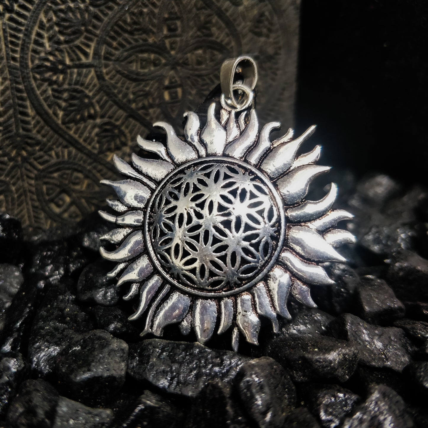 Pendentif soleil et fleur de vie en laiton / laiton plaqué argent.