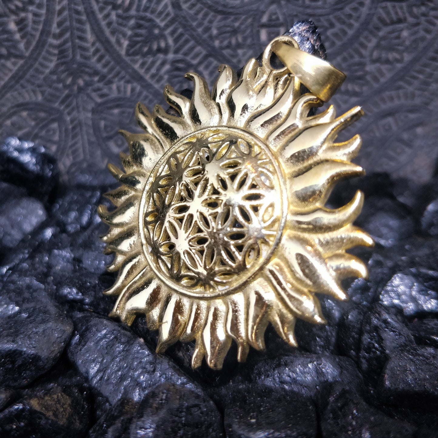 Pendentif soleil et fleur de vie en laiton / laiton plaqué argent.