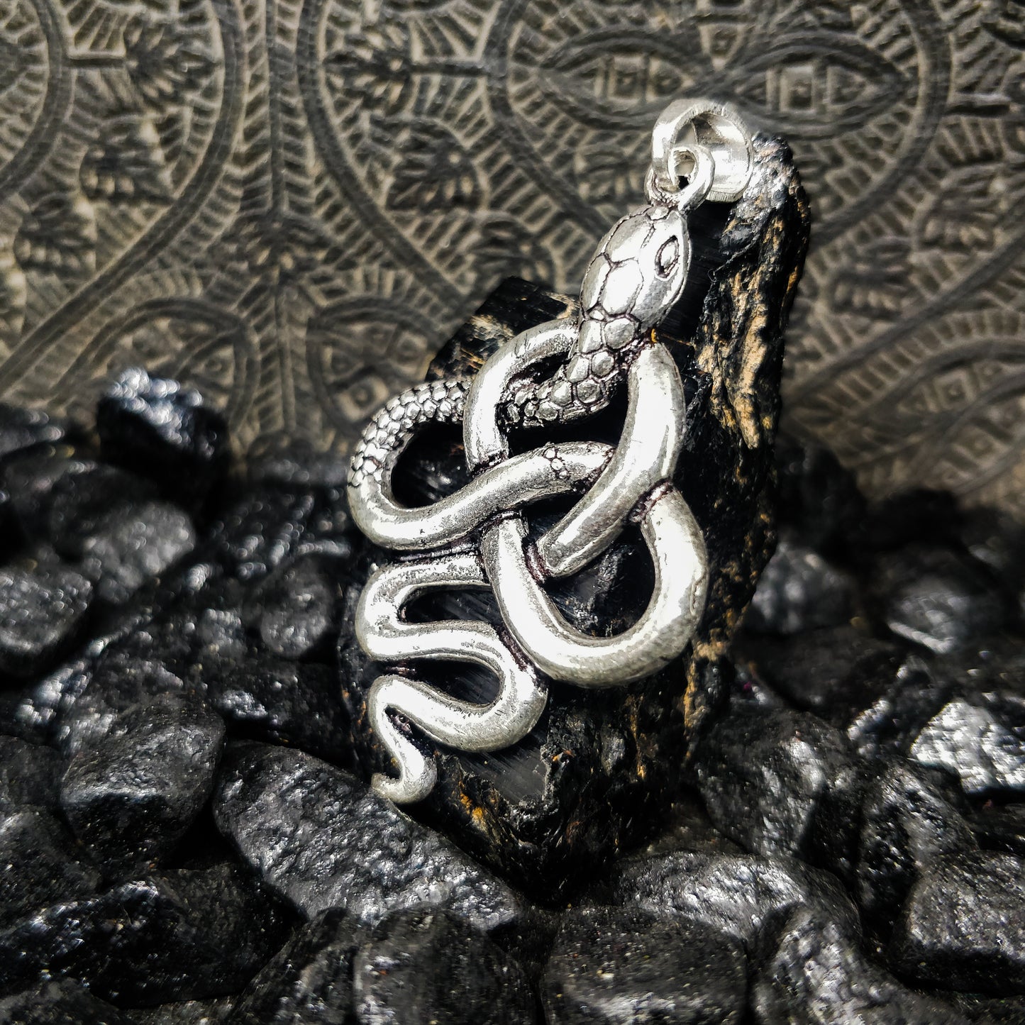 Pendentif serpent en laiton / laiton plaqué argent.