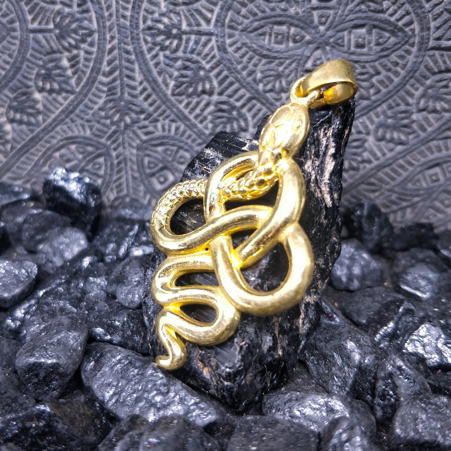 Pendentif serpent en laiton / laiton plaqué argent.