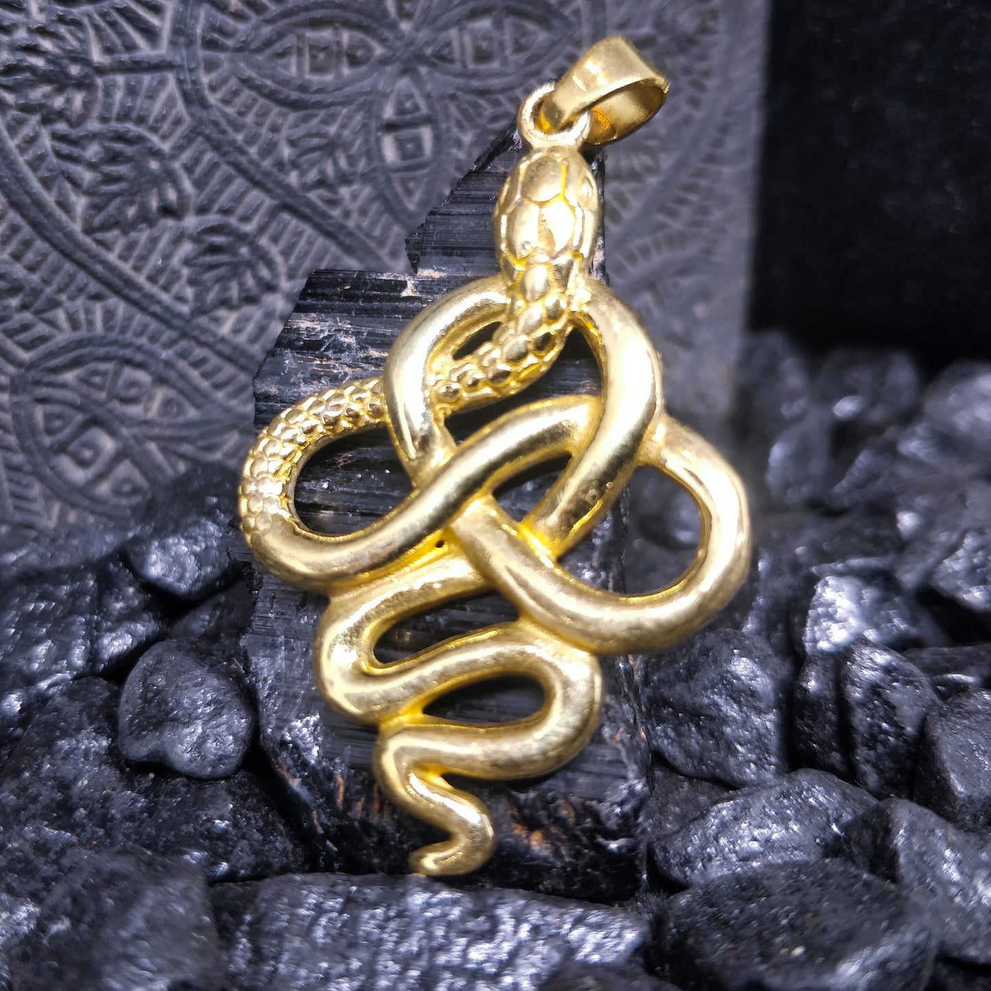 Pendentif serpent en laiton / laiton plaqué argent.