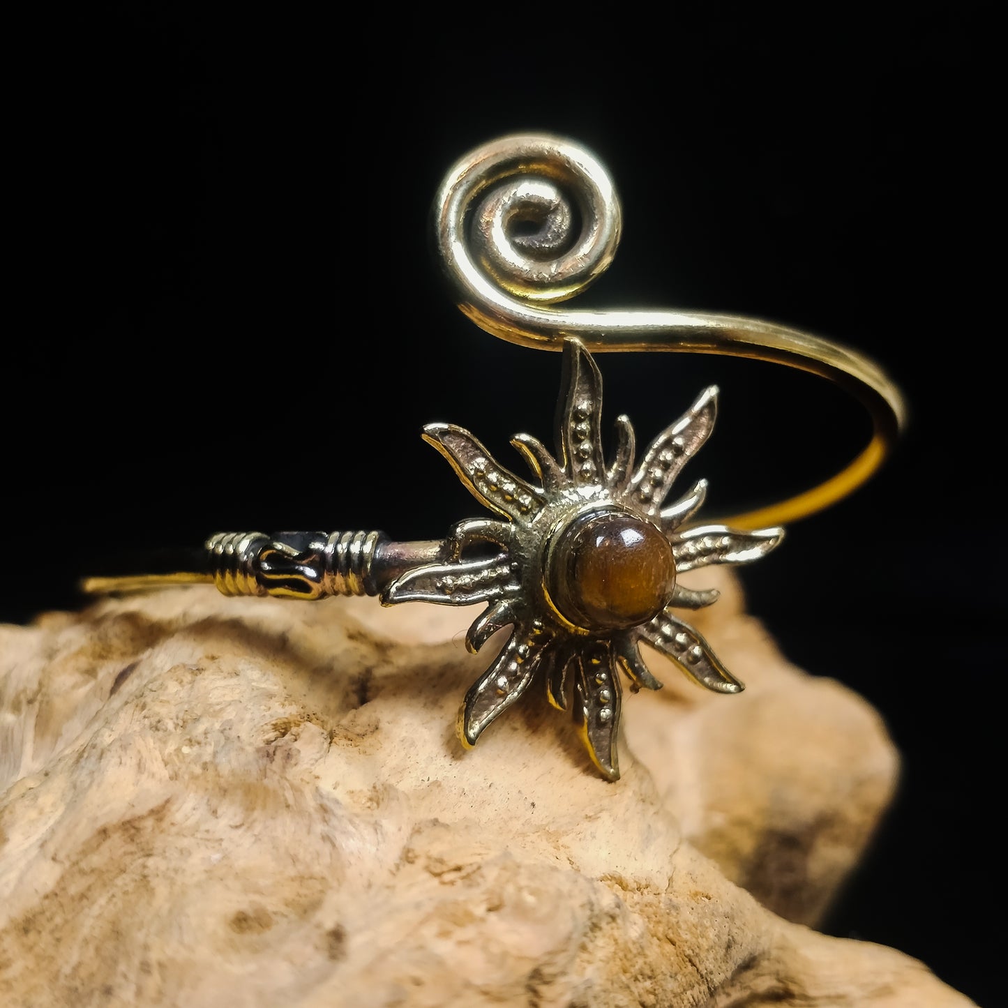 Jonc avec soleil et spirale. Bracelet boho avec pierre semi-precieuse en laiton.