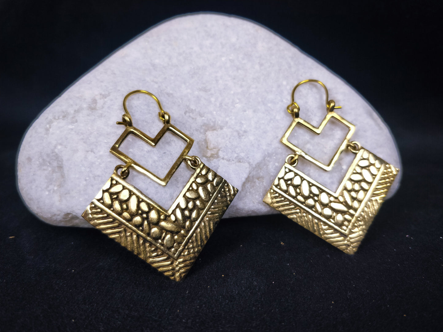 Boucles d'oreilles pendantes de formes triangulaire. Boucles ethnique chic en laiton / laiton plaqué argent.