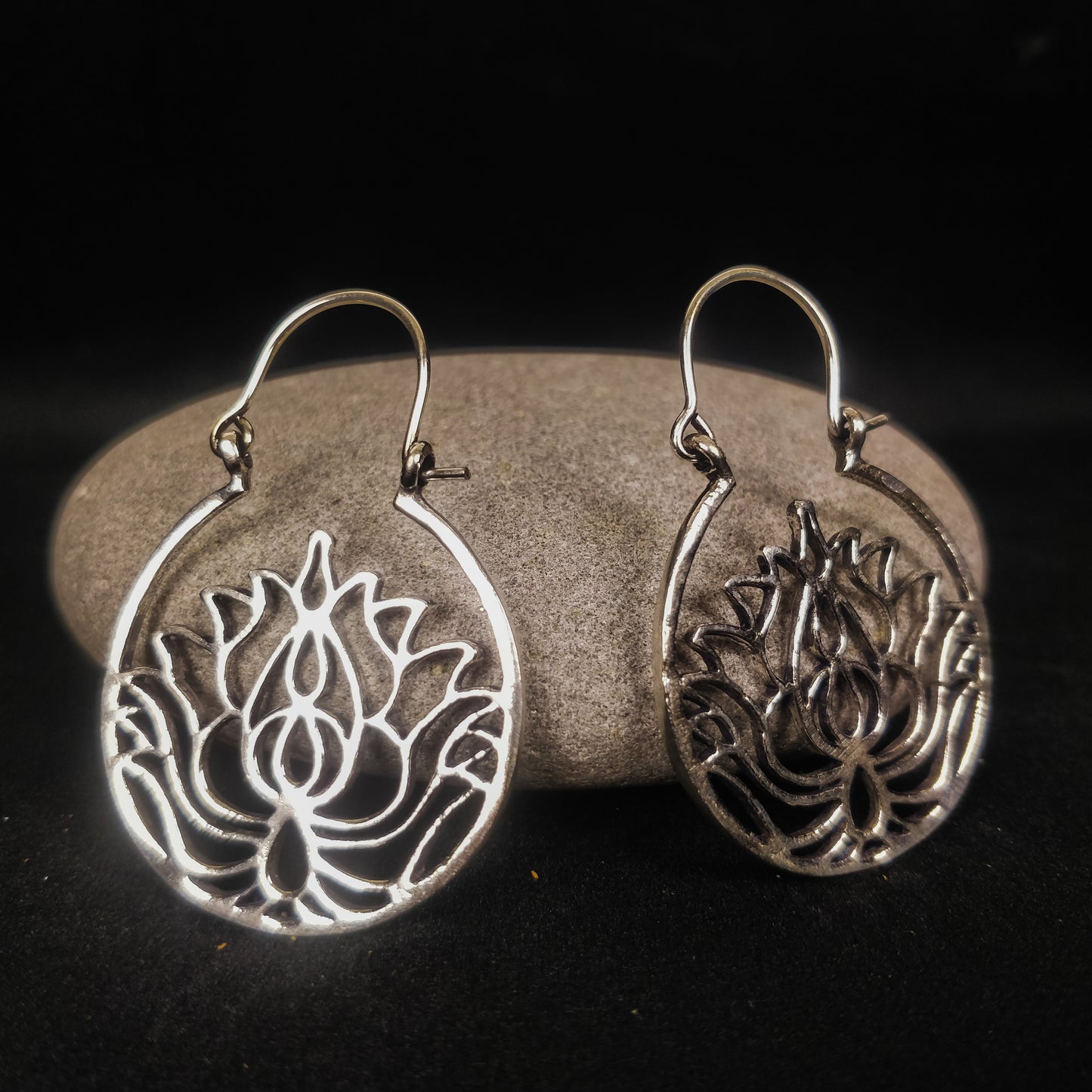 Boucles d'oreilles bohème avec fleur de lotus. Boucles boho en laiton) laiton plaqué argent.