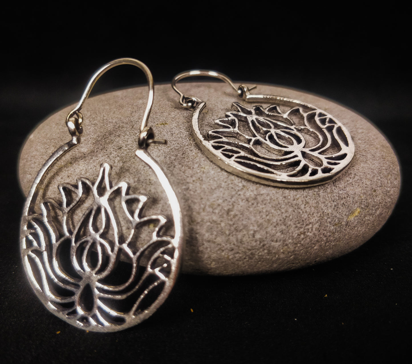 Boucles d'oreilles bohème avec fleur de lotus. Boucles boho en laiton) laiton plaqué argent.