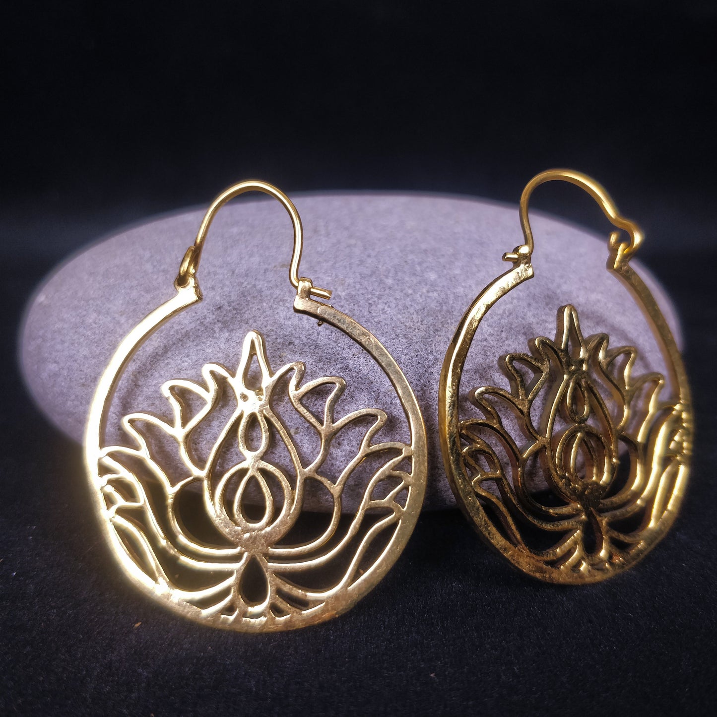 Boucles d'oreilles bohème avec fleur de lotus. Boucles boho en laiton) laiton plaqué argent.