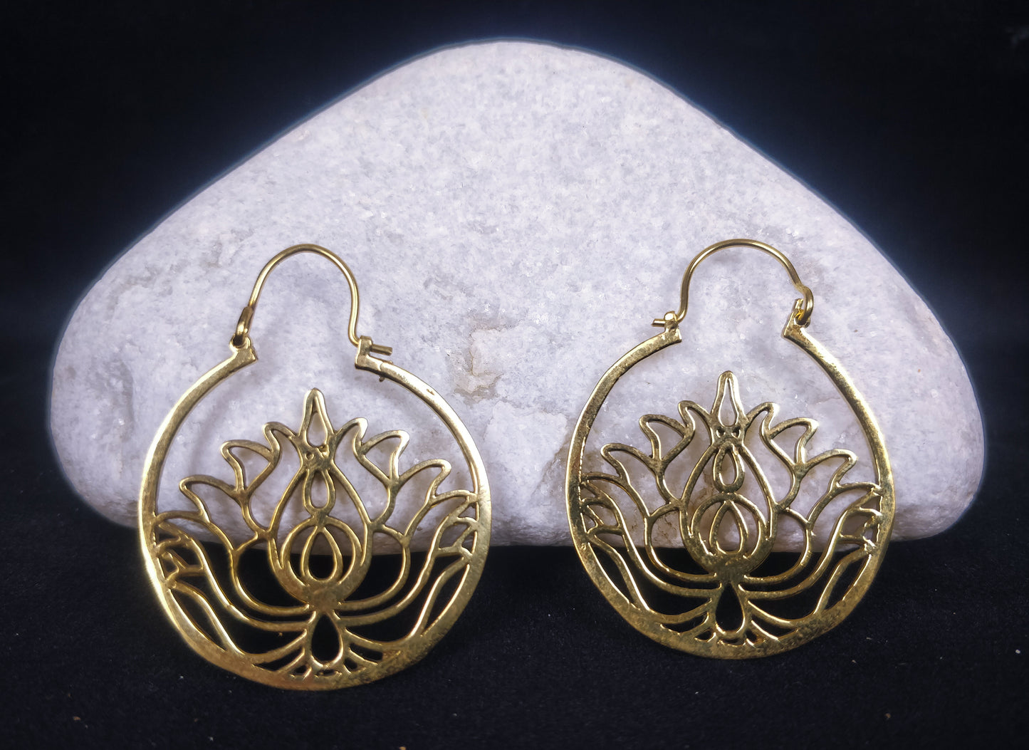 Boucles d'oreilles bohème avec fleur de lotus. Boucles boho en laiton) laiton plaqué argent.