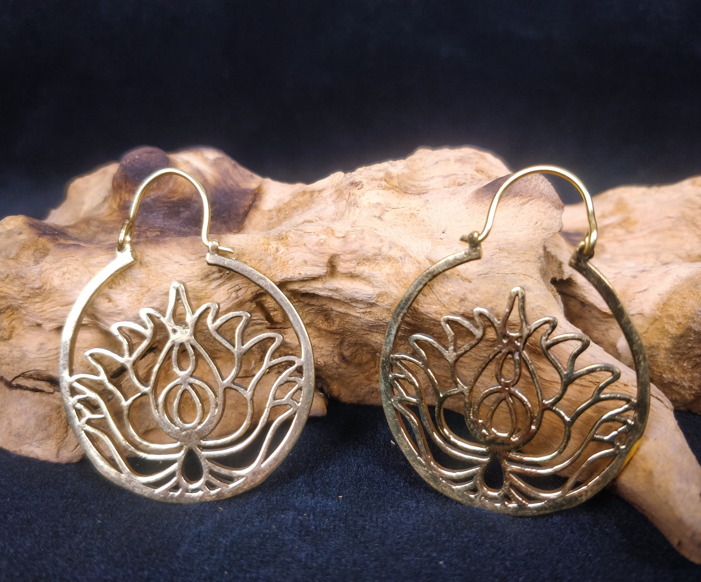 Boucles d'oreilles bohème avec fleur de lotus. Boucles boho en laiton) laiton plaqué argent.