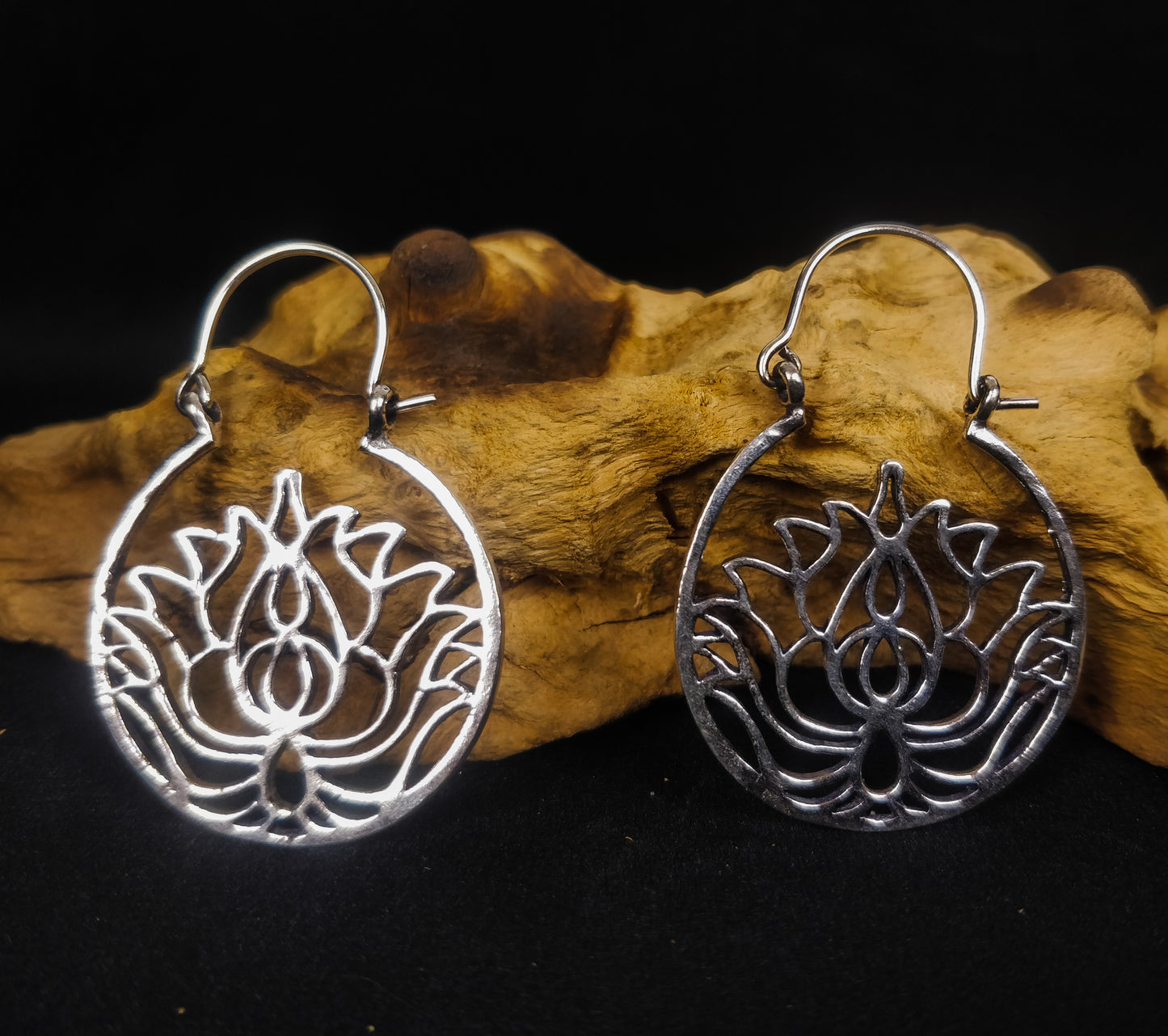 Boucles d'oreilles bohème avec fleur de lotus. Boucles boho en laiton) laiton plaqué argent.