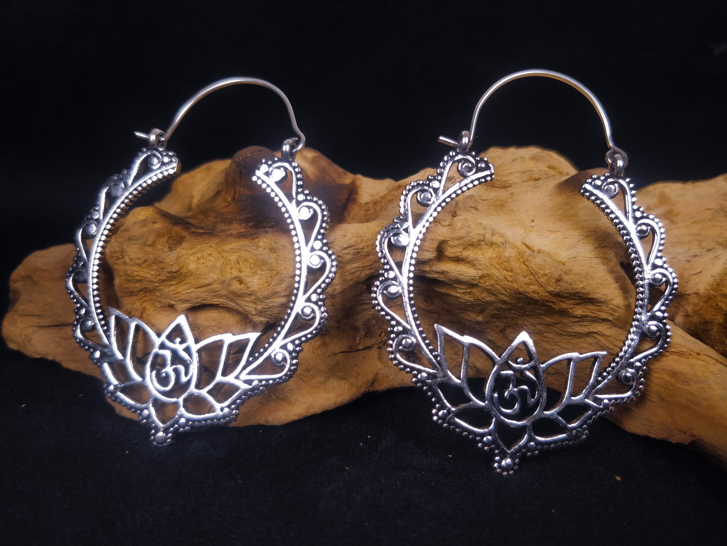 Créoles indiennes fleur de lotus et ohm. Boucles d'oreilles ethnique en laiton /  laiton plaqué argent.