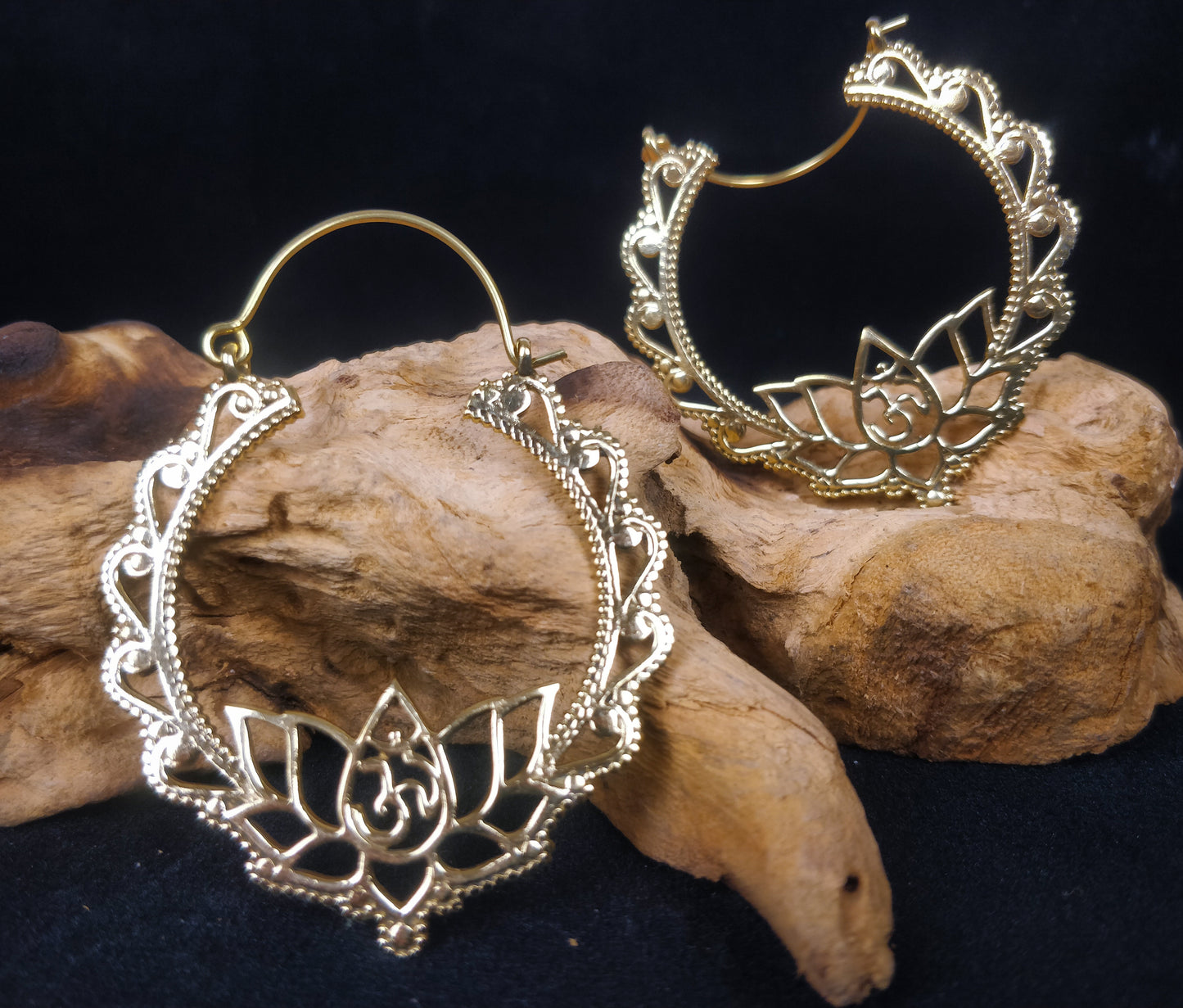 Créoles indiennes fleur de lotus et ohm. Boucles d'oreilles ethnique en laiton /  laiton plaqué argent.