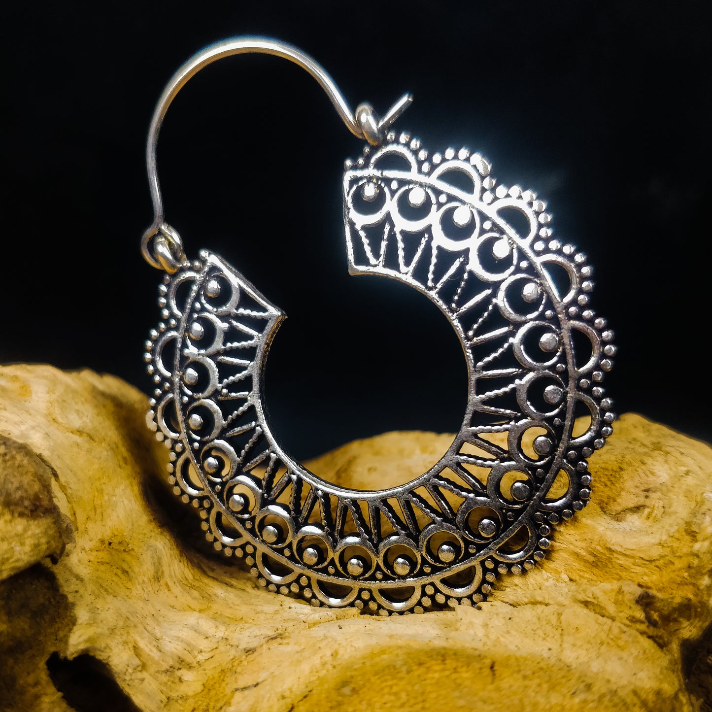 Boucles d'oreilles bohème. Créoles ethniques en laiton / laiton plaqué argent.