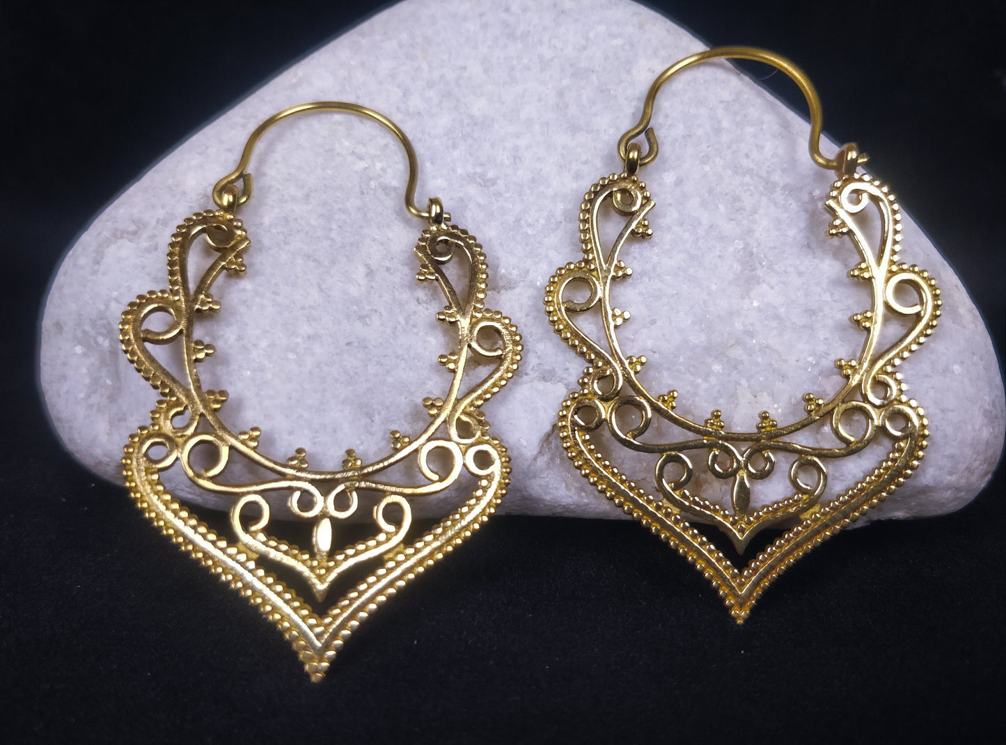 Boucles d'oreilles ethniques. Boucles indiennes en laiton / laiton plaqué argent.