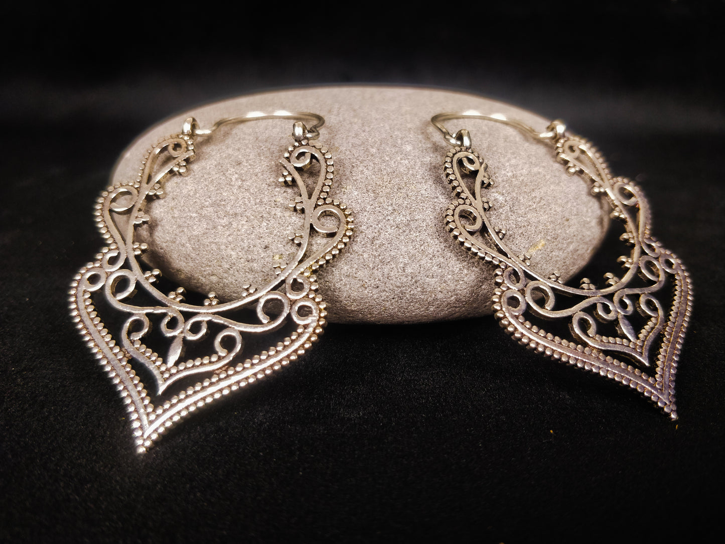 Boucles d'oreilles ethniques. Boucles indiennes en laiton / laiton plaqué argent.