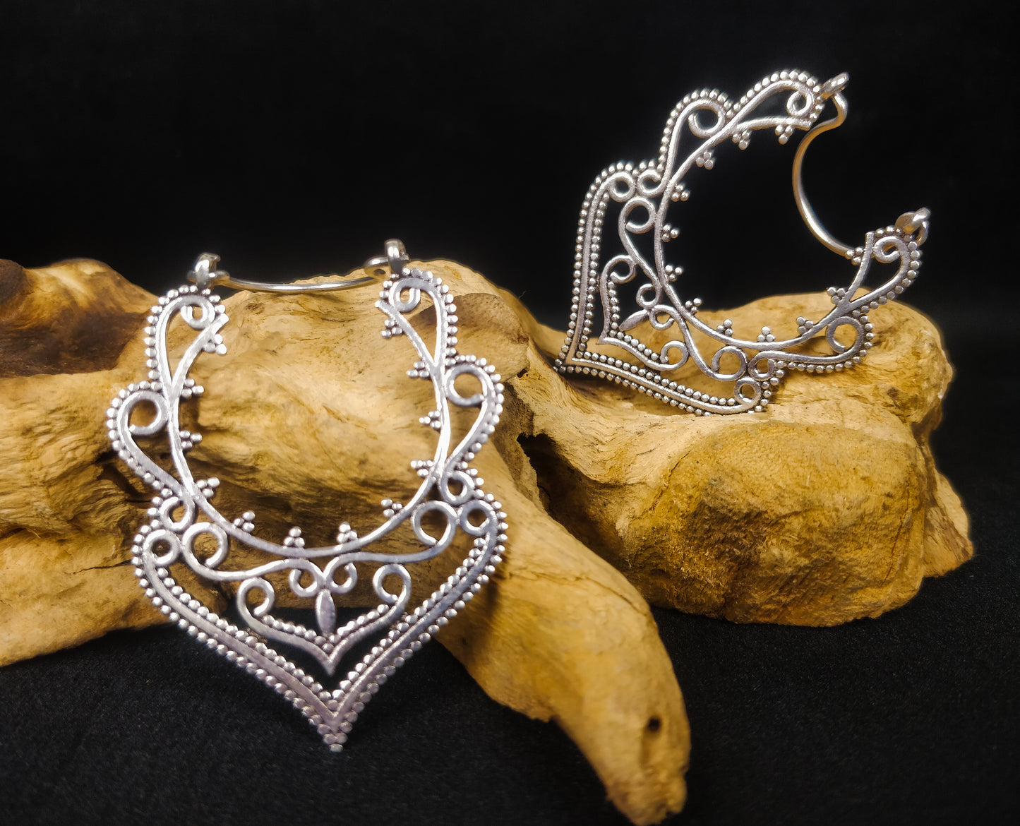 Boucles d'oreilles ethniques. Boucles indiennes en laiton / laiton plaqué argent.