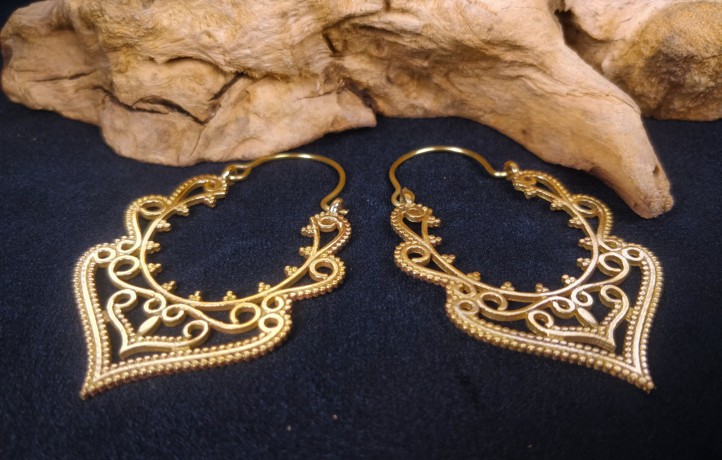 Boucles d'oreilles ethniques. Boucles indiennes en laiton / laiton plaqué argent.