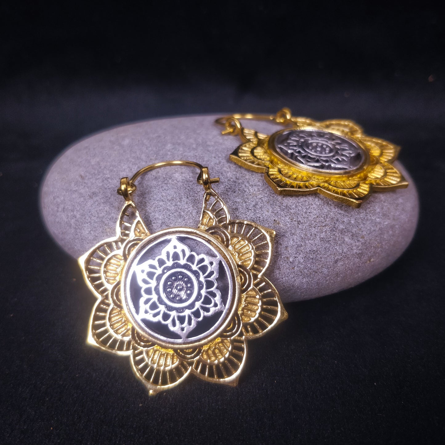 Boucles d'oreilles bohème mandala. Boucles d'oreilles bicolore boho en laiton / laiton plaqué argent.