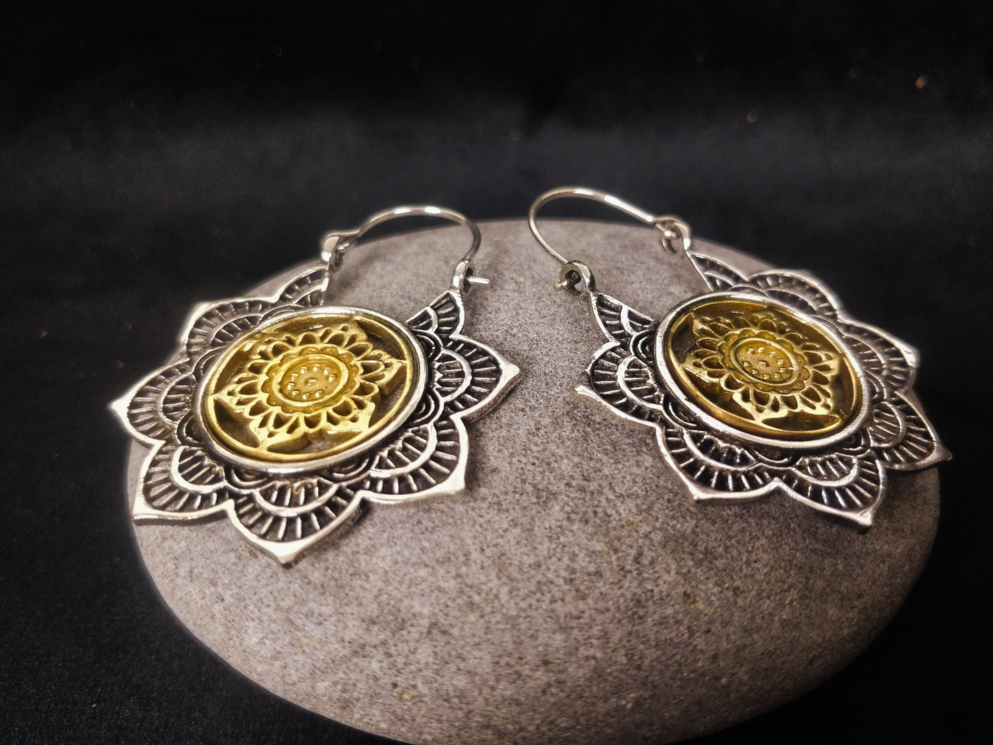 Boucles d'oreilles bohème mandala. Boucles d'oreilles bicolore boho en laiton / laiton plaqué argent.