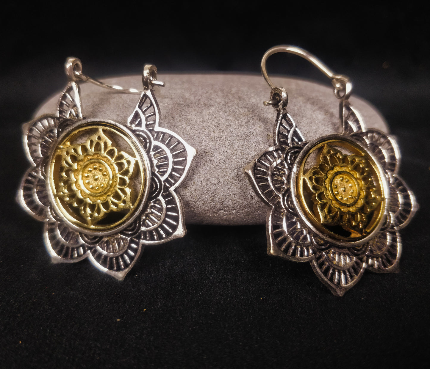 Boucles d'oreilles bohème mandala. Boucles d'oreilles bicolore boho en laiton / laiton plaqué argent.