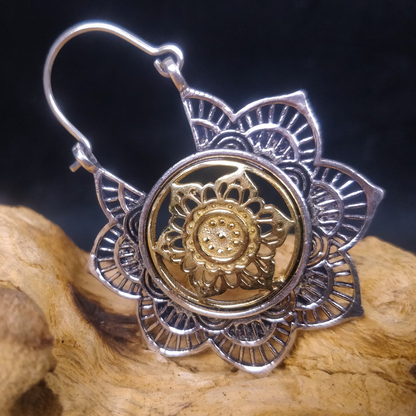 Boucles d'oreilles bohème mandala. Boucles d'oreilles bicolore boho en laiton / laiton plaqué argent.