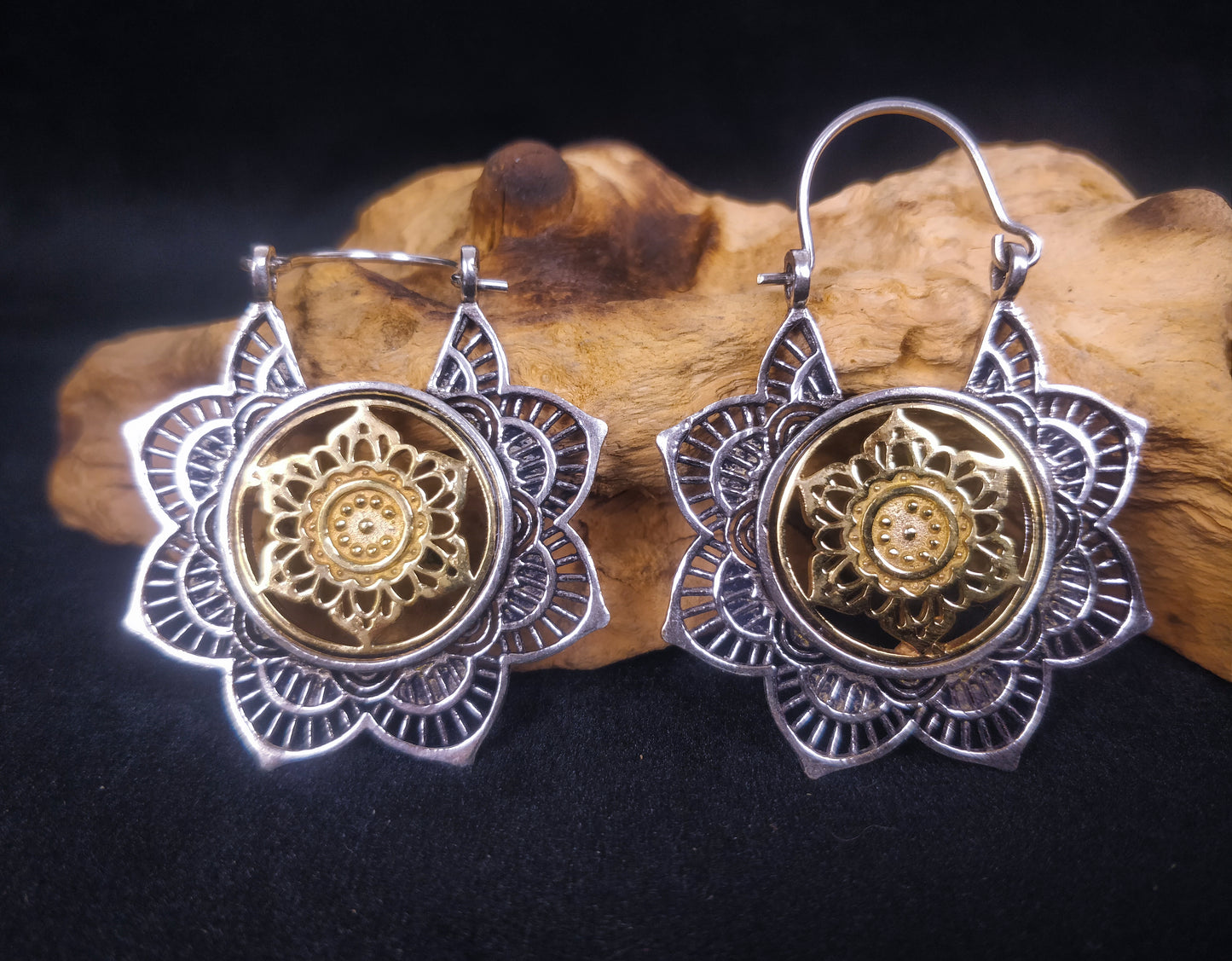 Boucles d'oreilles bohème mandala. Boucles d'oreilles bicolore boho en laiton / laiton plaqué argent.