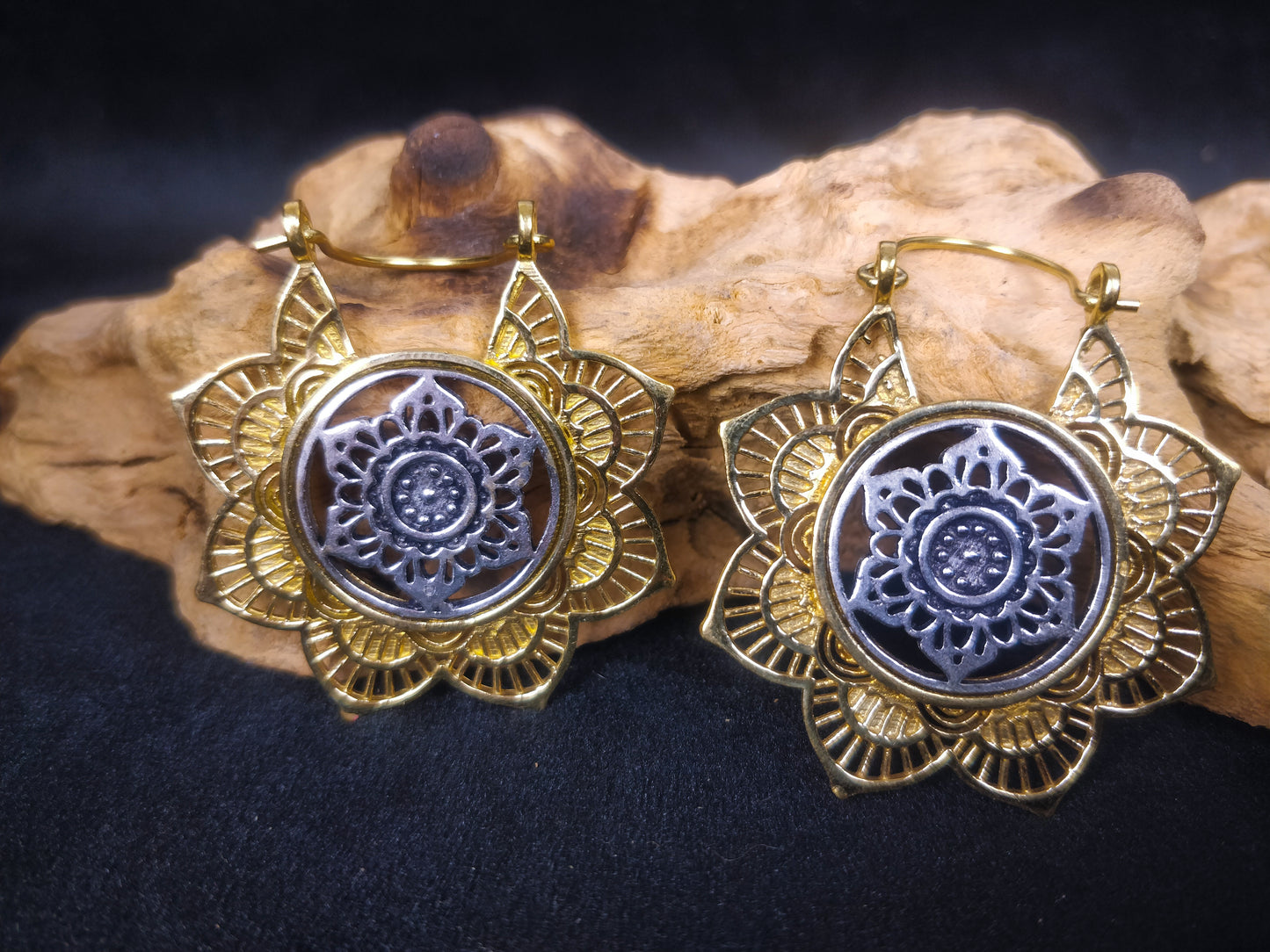 Boucles d'oreilles bohème mandala. Boucles d'oreilles bicolore boho en laiton / laiton plaqué argent.