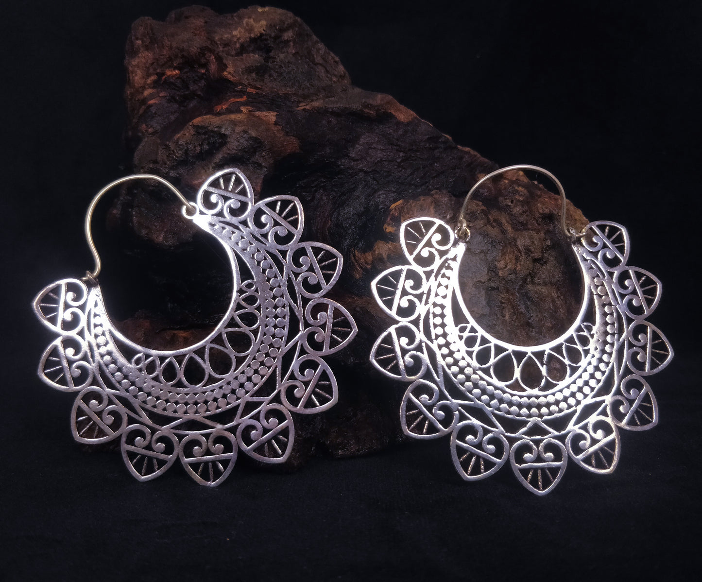 Grandes créoles indiennes. Maxi boucles d'oreilles bohème en laiton / laiton plaqué argent.