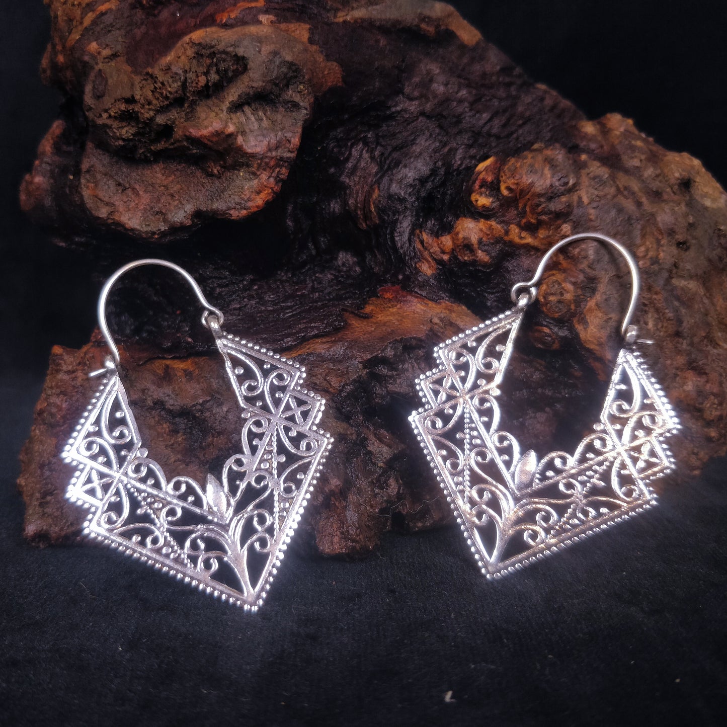 Boucles d'oreilles triangle. Boucles d'oreilles ethnique en laiton / laiton plaqué argent