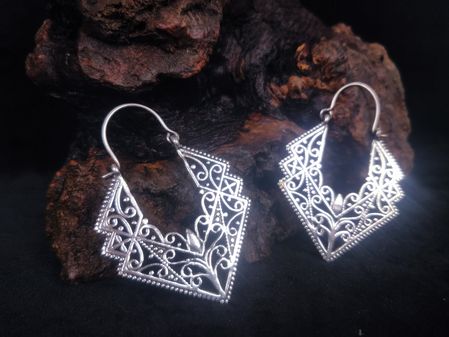 Boucles d'oreilles triangle. Boucles d'oreilles ethnique en laiton / laiton plaqué argent