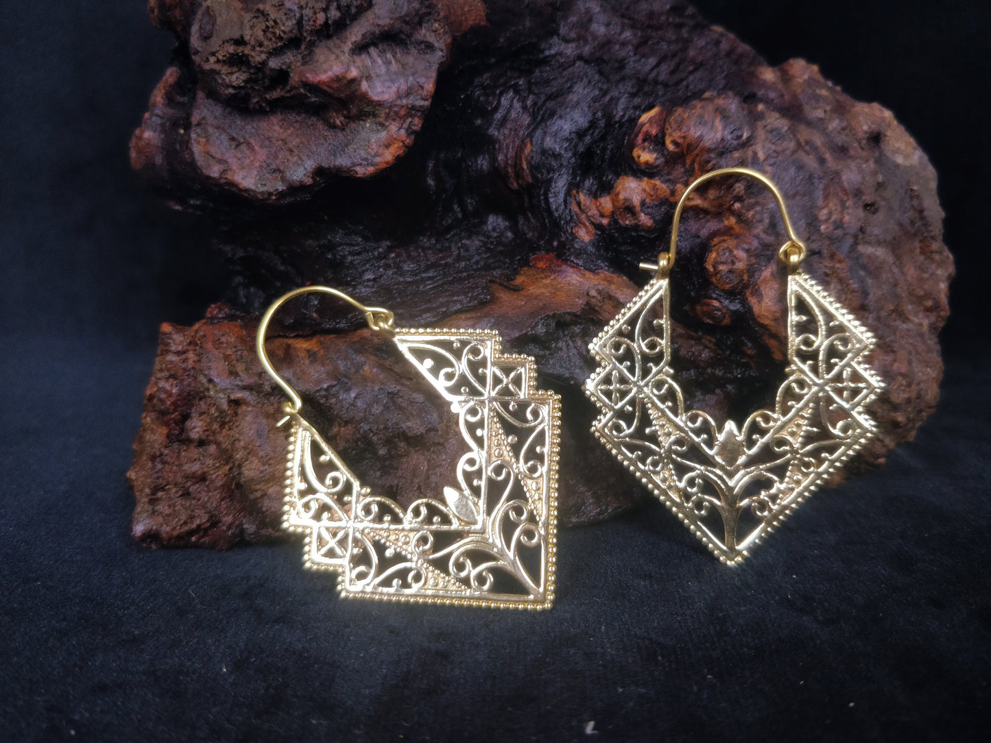 Boucles d'oreilles triangle. Boucles d'oreilles ethnique en laiton / laiton plaqué argent