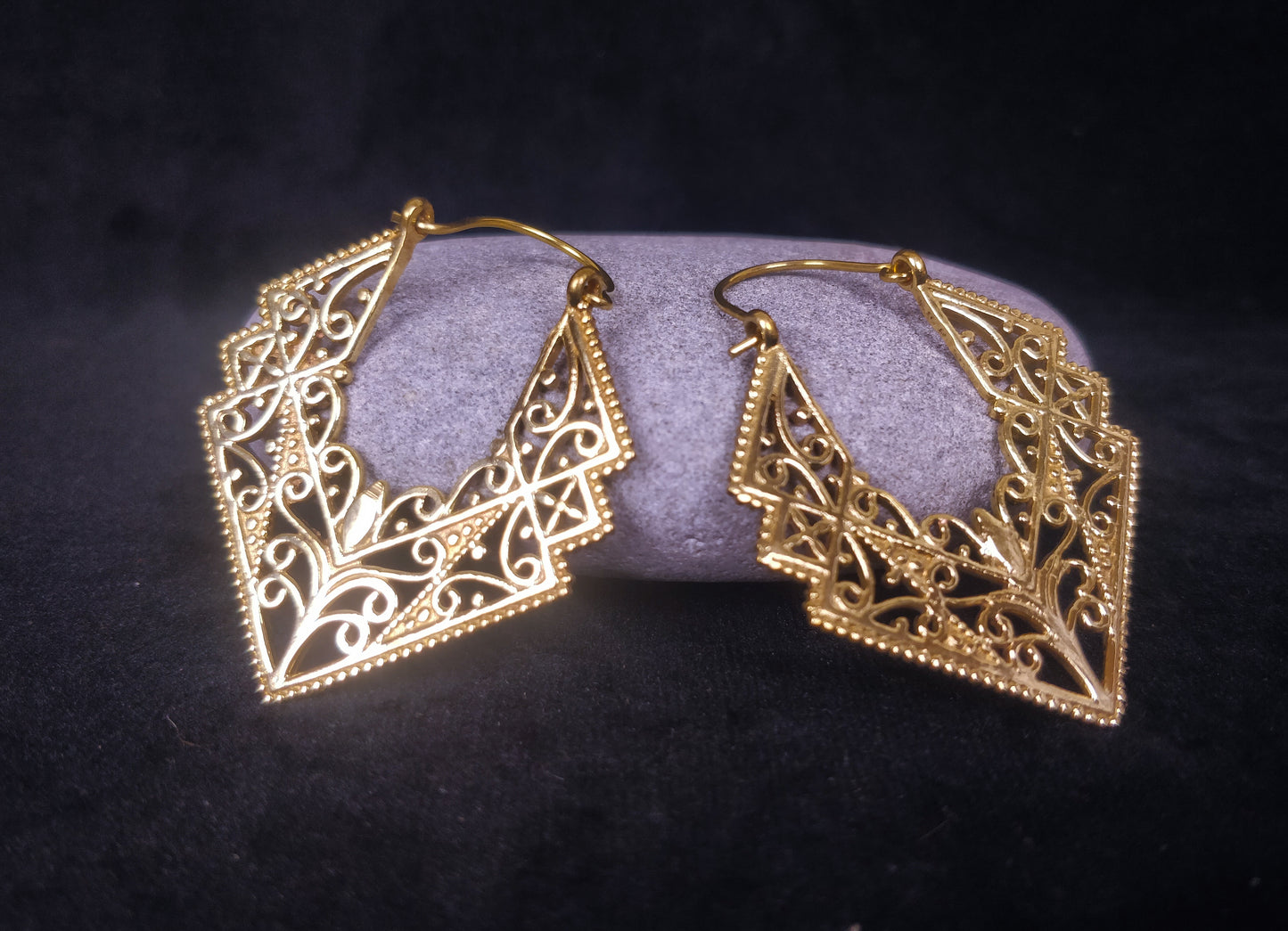 Boucles d'oreilles triangle. Boucles d'oreilles ethnique en laiton / laiton plaqué argent