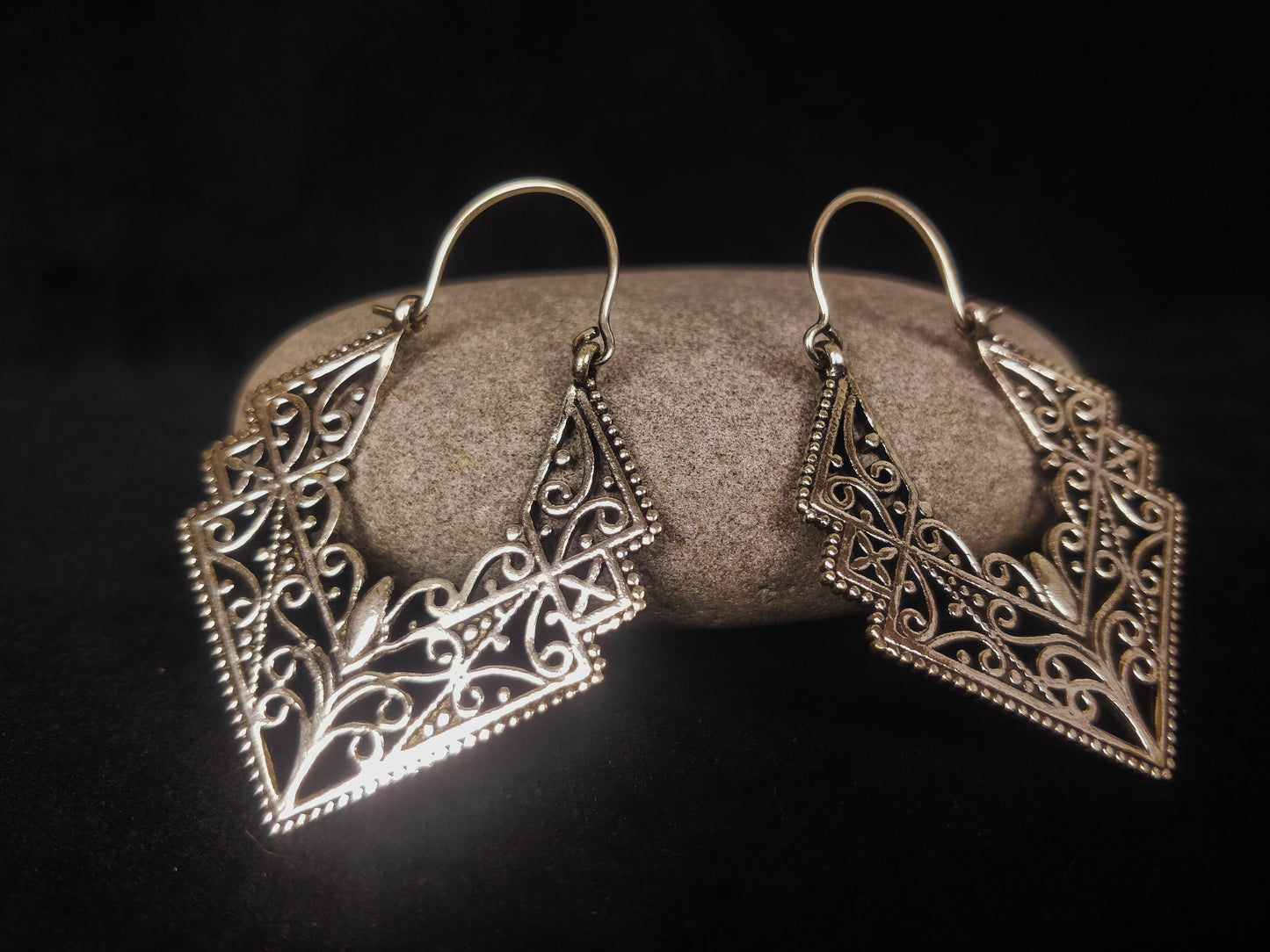 Boucles d'oreilles triangle. Boucles d'oreilles ethnique en laiton / laiton plaqué argent