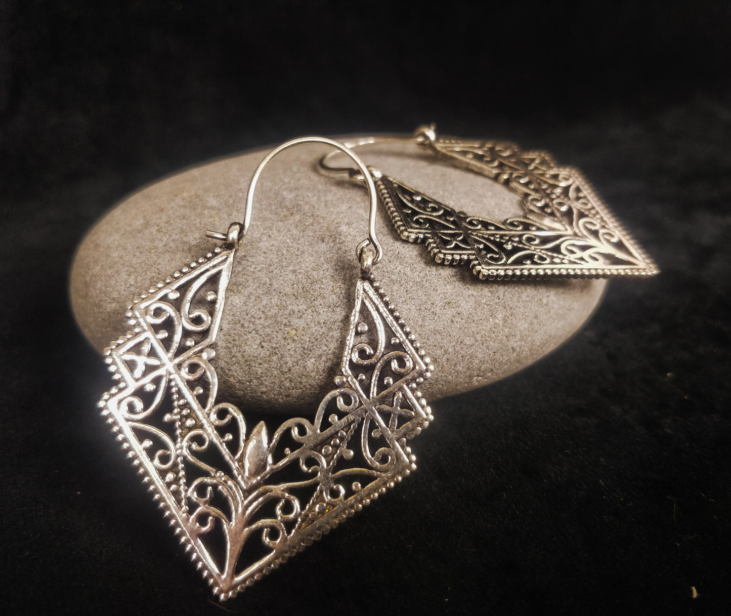 Boucles d'oreilles triangle. Boucles d'oreilles ethnique en laiton / laiton plaqué argent