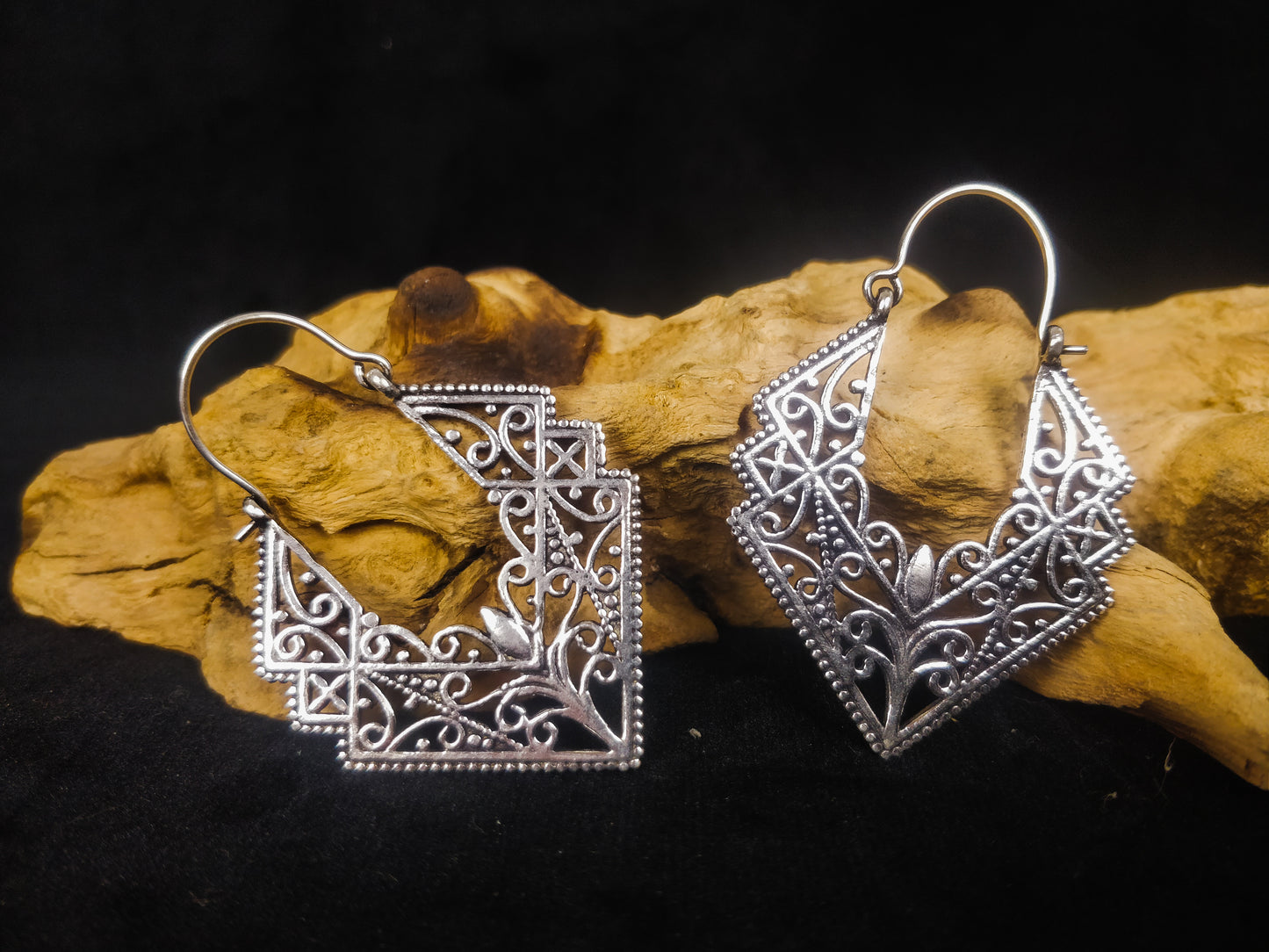 Boucles d'oreilles triangle. Boucles d'oreilles ethnique en laiton / laiton plaqué argent