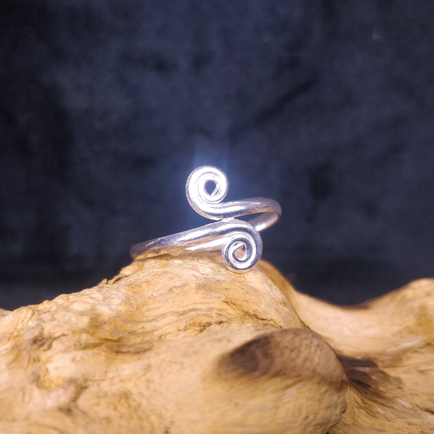 Bague ajustable avec spirales. Bague ethnique réglable en laiton / laiton plaqué argent.