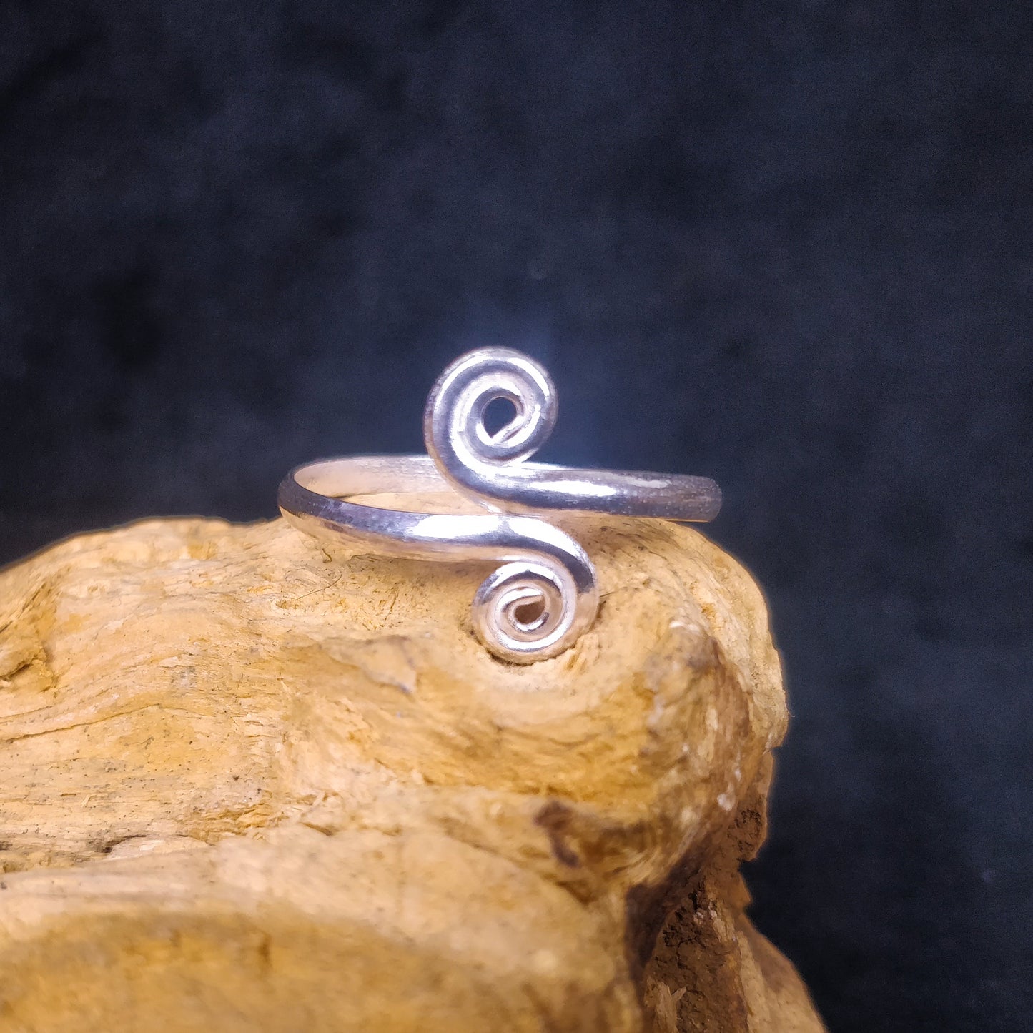 Bague ajustable avec spirales. Bague ethnique réglable en laiton / laiton plaqué argent.