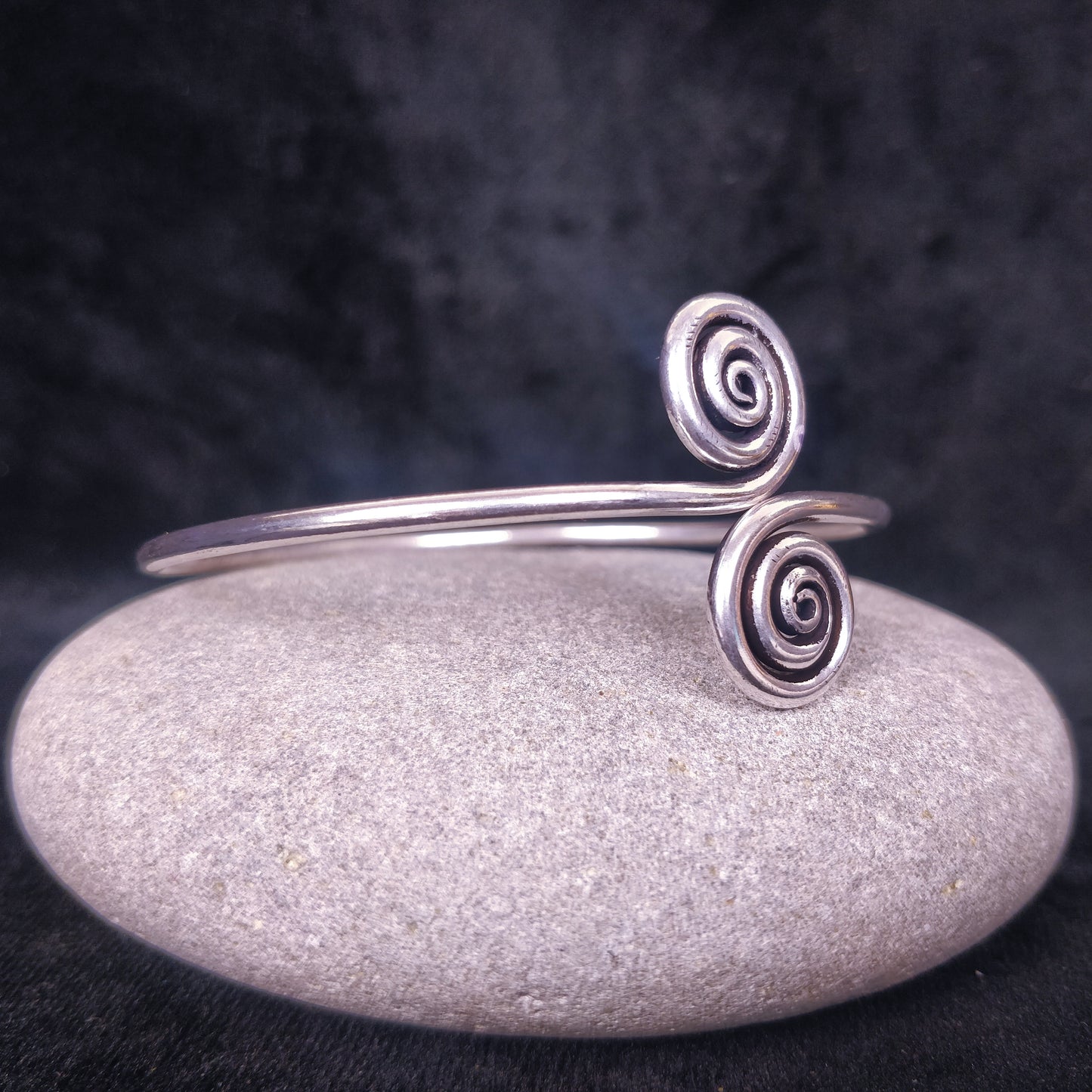 Bracelet minimaliste spirale. Jonc ethnique ajustable en laiton / laiton plaqué argent.