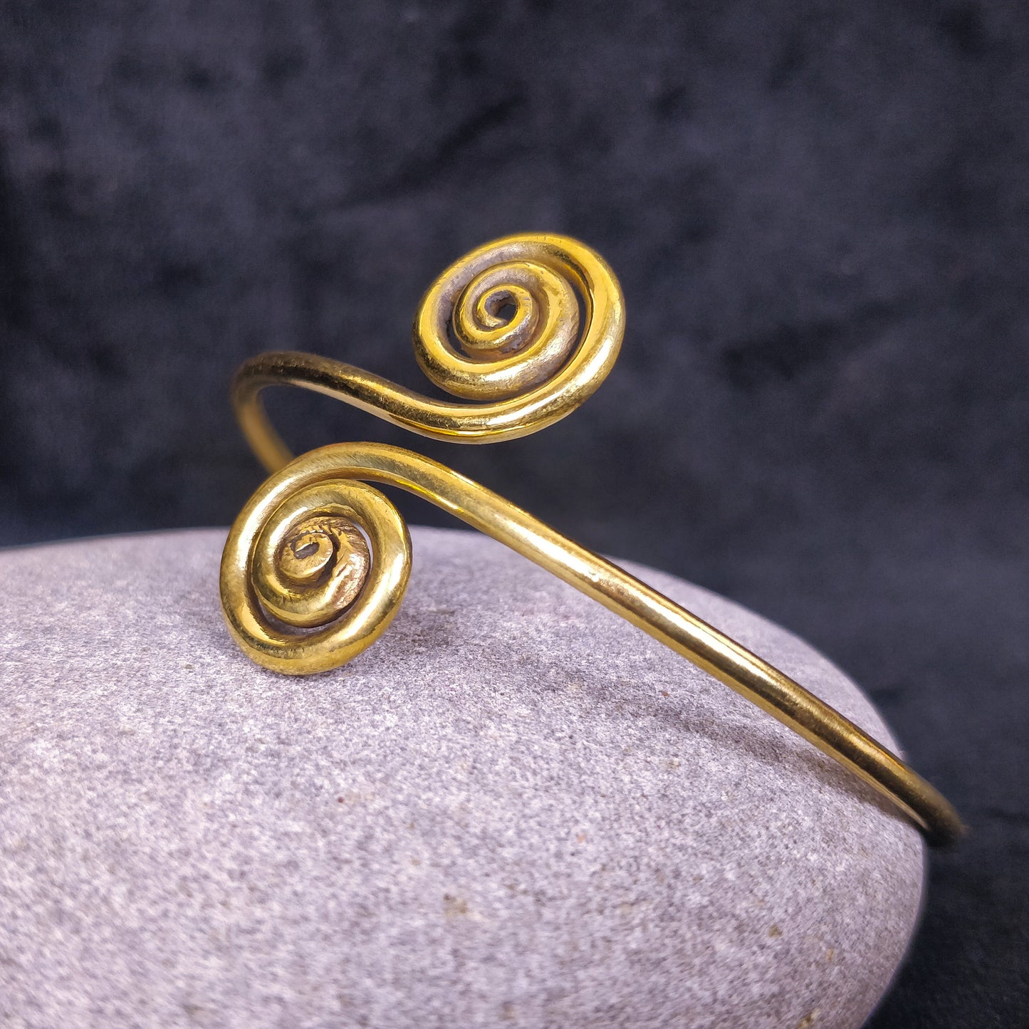 Bracelet minimaliste spirale. Jonc ethnique ajustable en laiton / laiton plaqué argent.