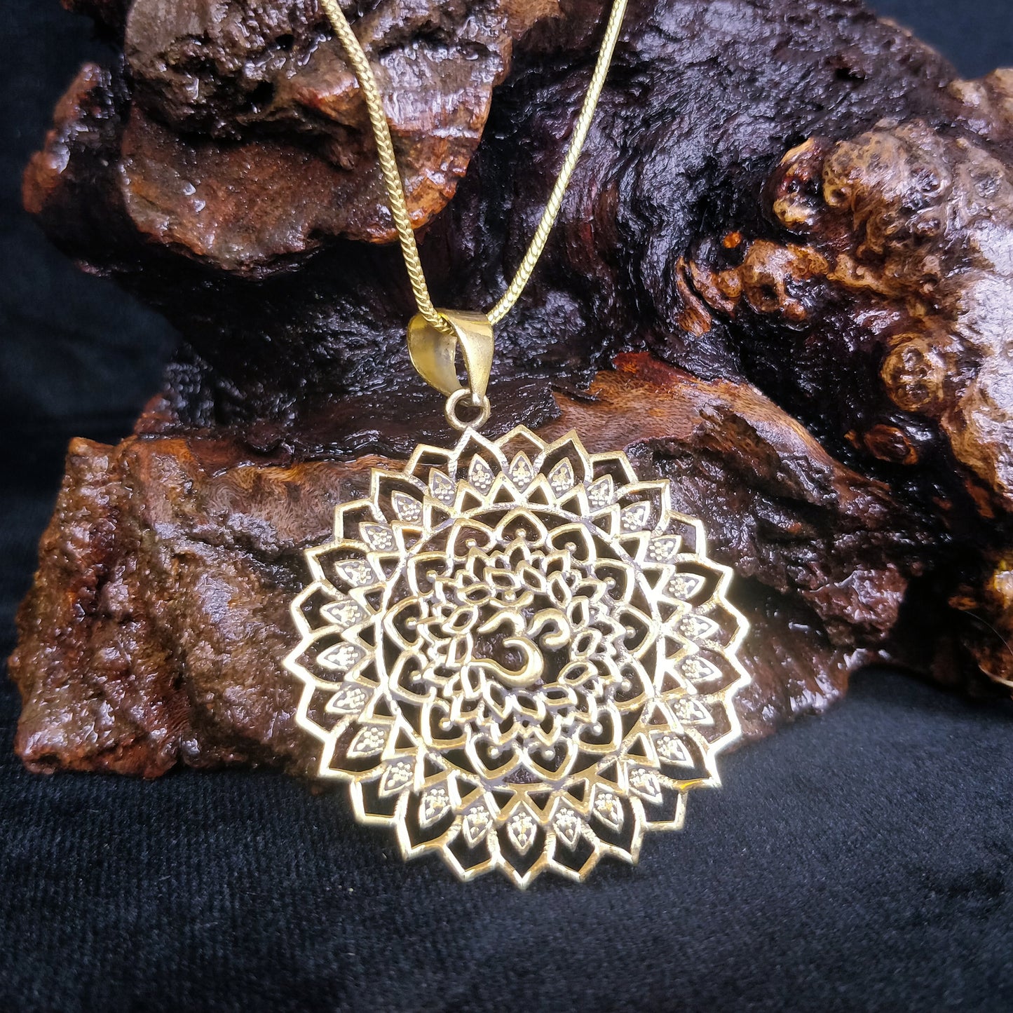 Pendentif ethnique mandala et ohm. Pendentif boho rond en laiton / laiton plaqué argent.