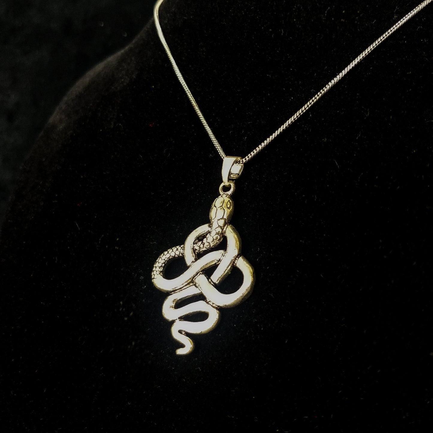 Pendentif serpent en laiton / laiton plaqué argent.