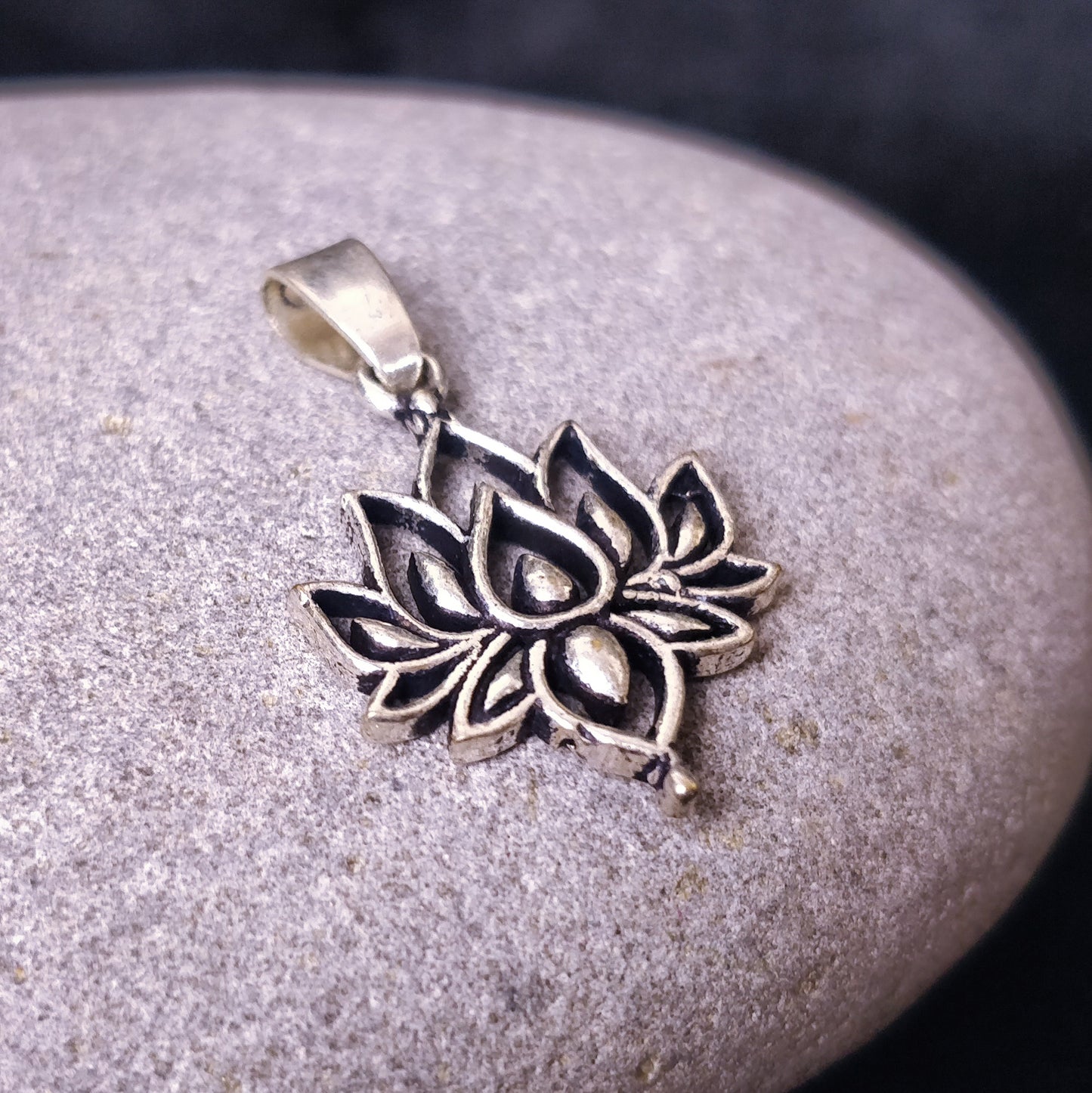 Pendentif fleur de lotus. Petit pendentif bohème en laiton / laiton plaqué argent.